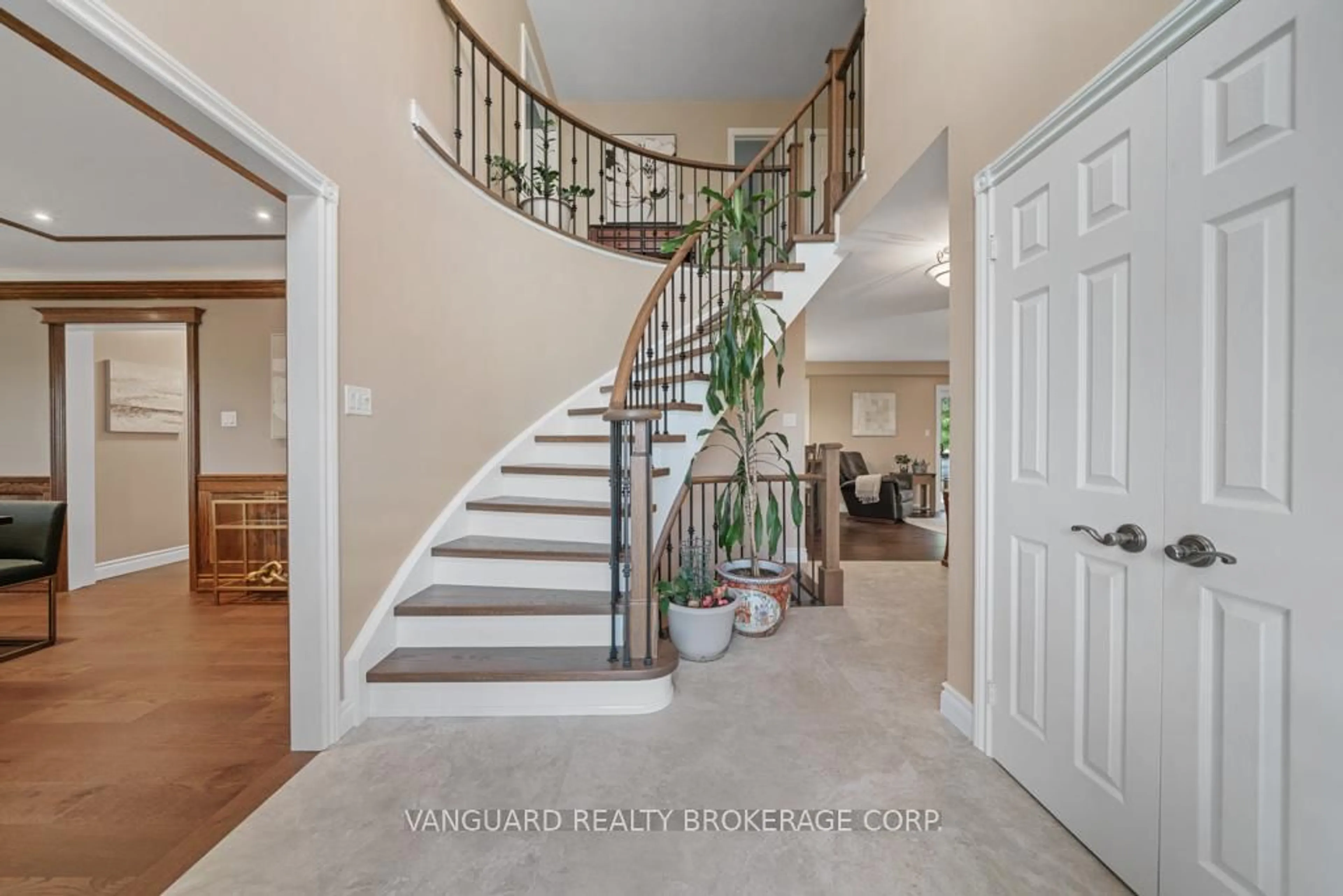Indoor entryway for 3856 County Rd 88 Rd, Bradford West Gwillimbury Ontario L0G 1T0