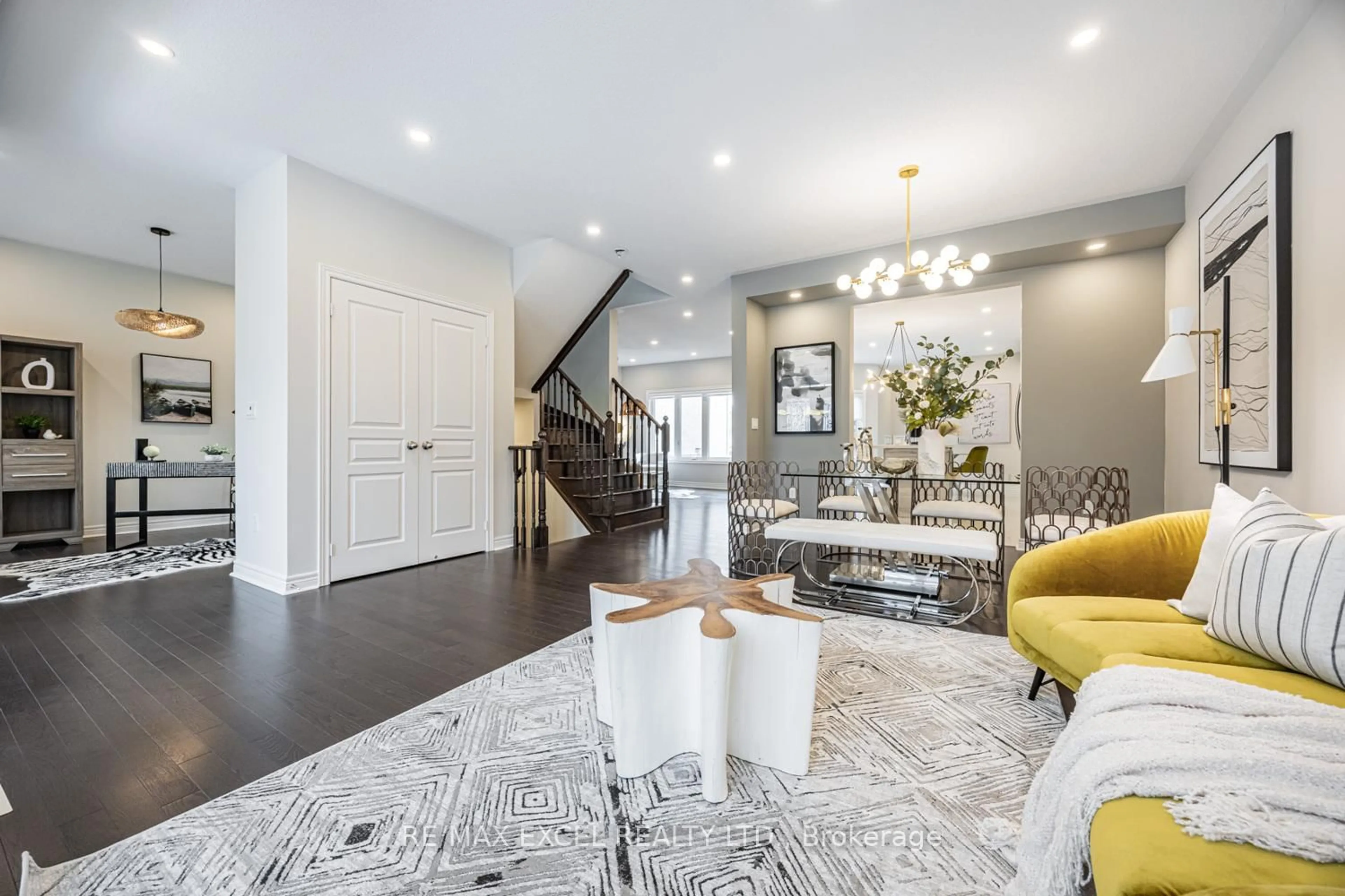Indoor entryway for 77 Sunnyside Hill Rd, Markham Ontario L6B 0Z8