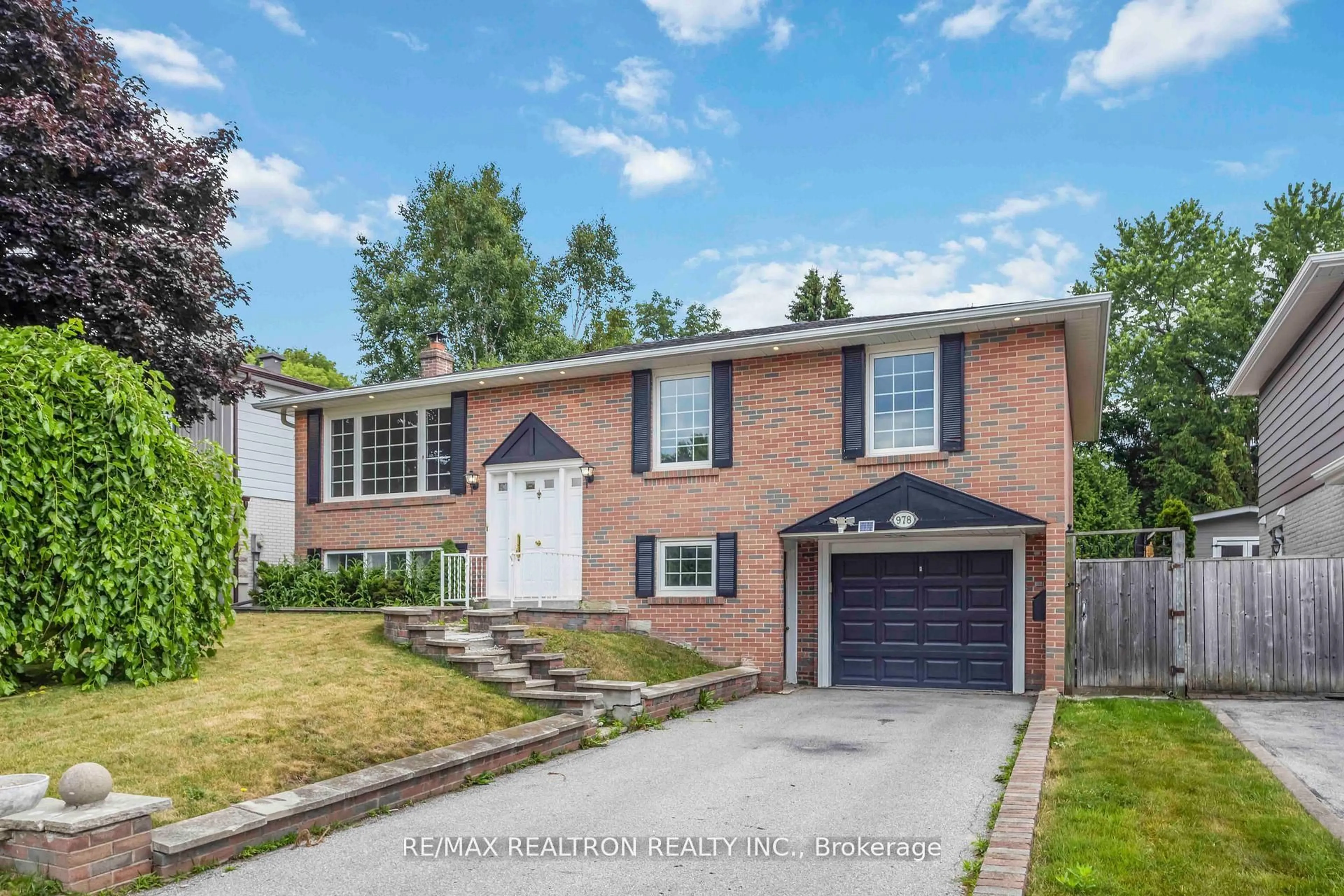 Home with brick exterior material, street for 978 Wildwood Dr, Newmarket Ontario L3Y 2B5
