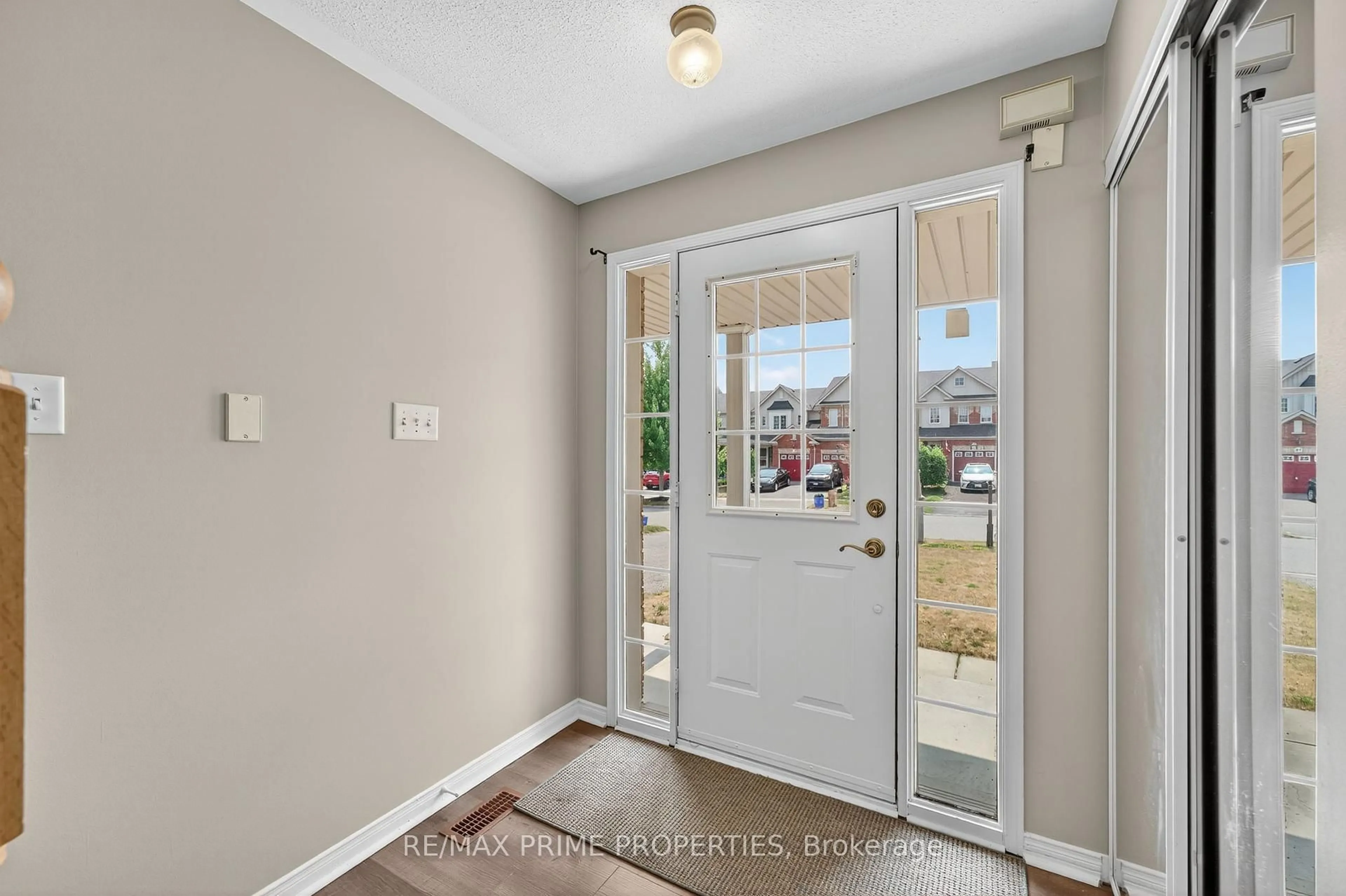 Indoor entryway for 63 Lilly Mckeowan Cres, East Gwillimbury Ontario L0G 1M0