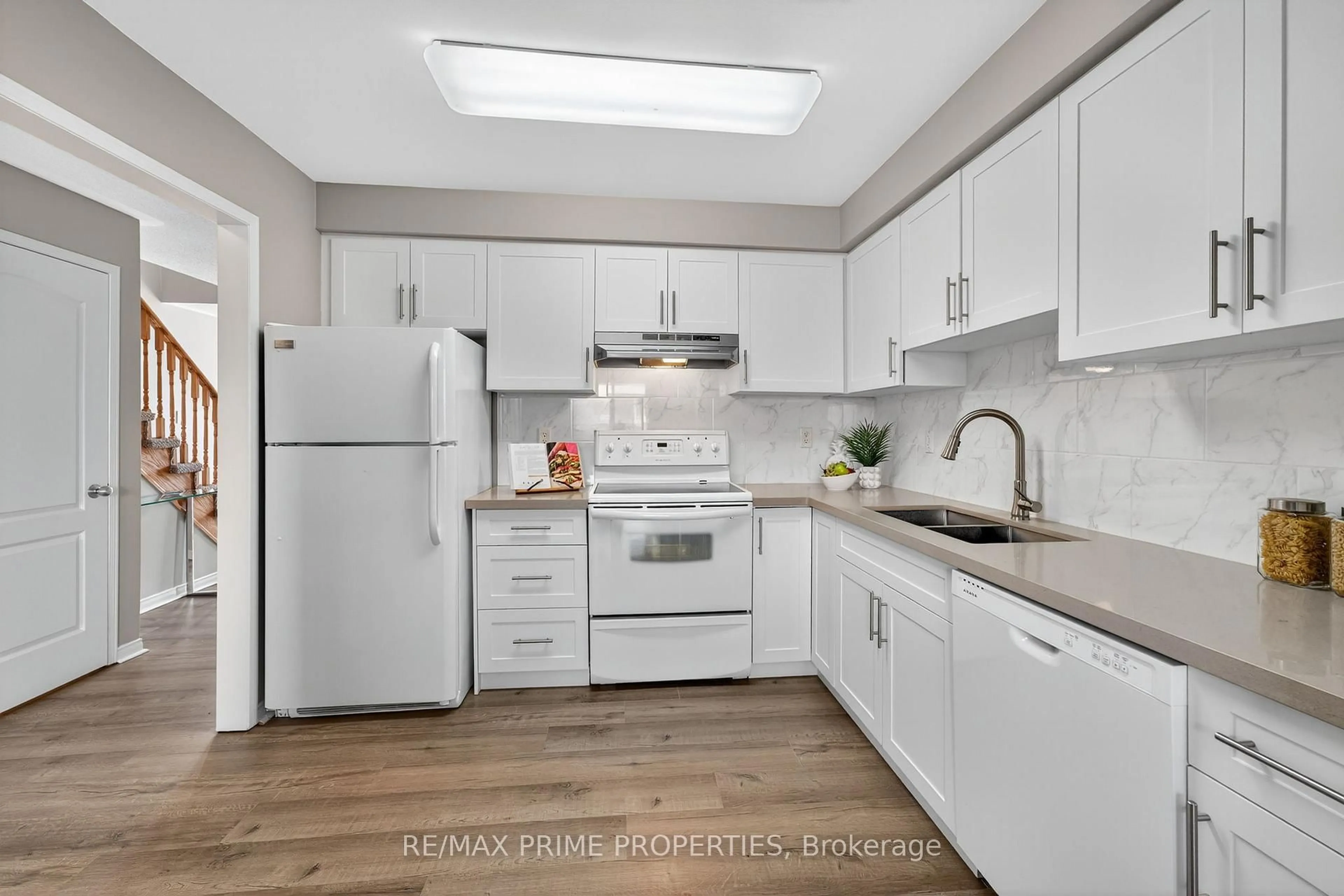 Standard kitchen, unknown for 63 Lilly Mckeowan Cres, East Gwillimbury Ontario L0G 1M0