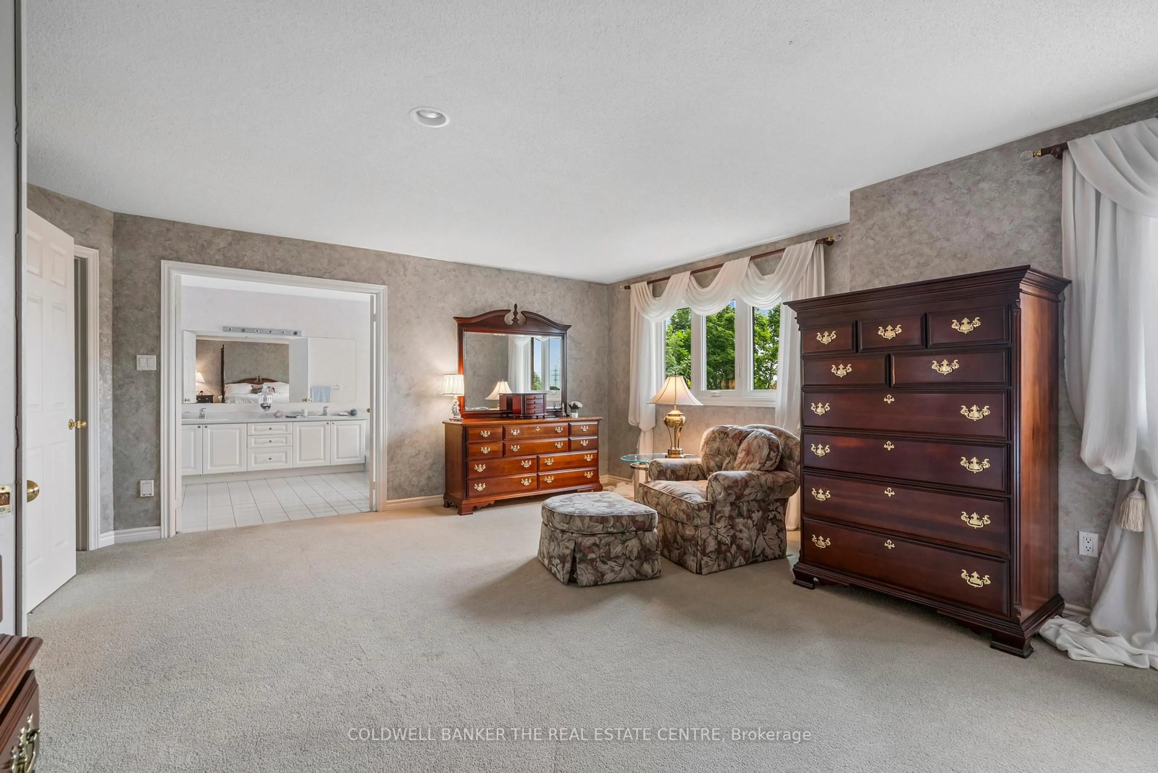 A pic of a room for 384 Amberlee Crt, Newmarket Ontario L3X 1E8