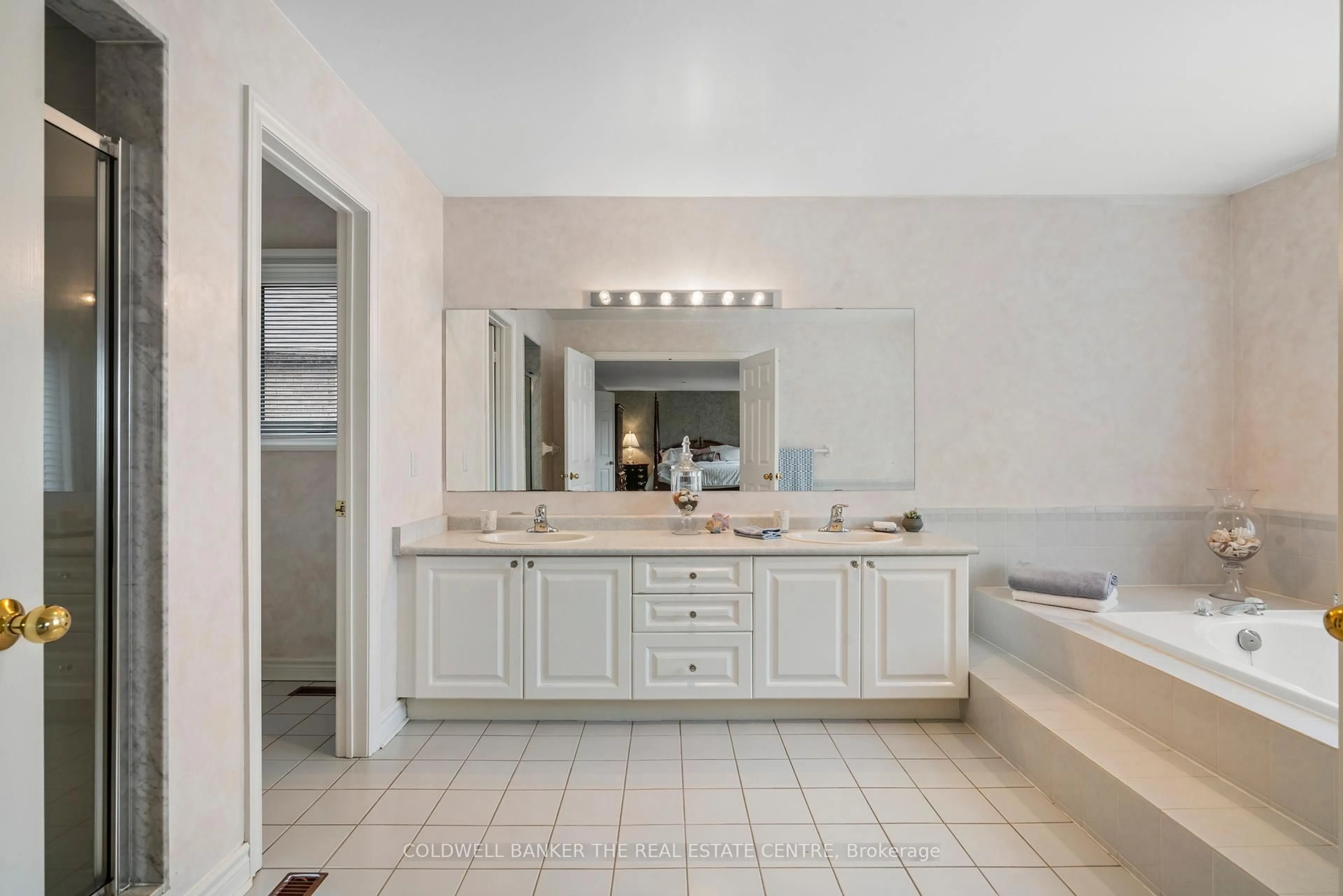 Contemporary bathroom, ceramic/tile floor for 384 Amberlee Crt, Newmarket Ontario L3X 1E8