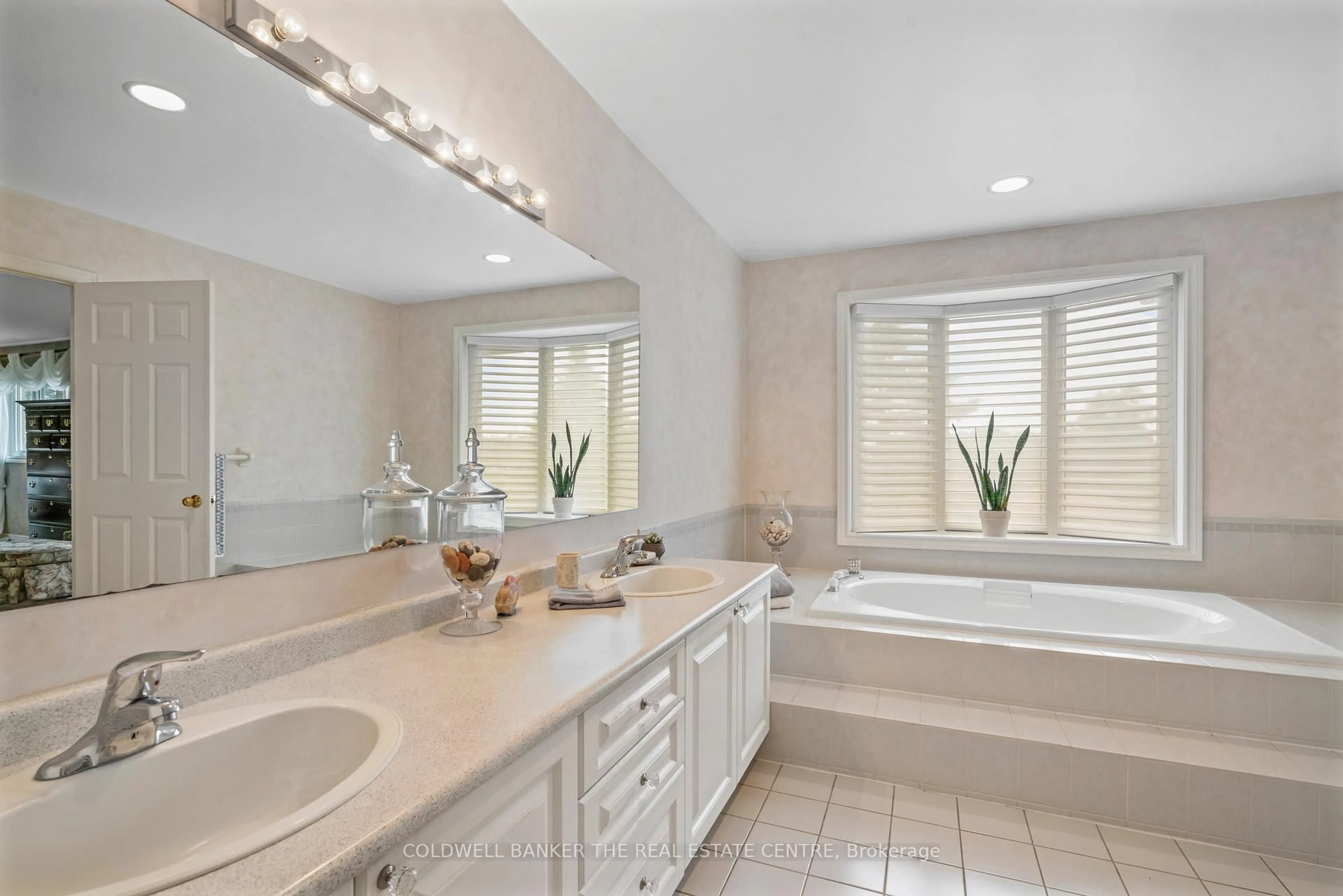 Contemporary bathroom, ceramic/tile floor for 384 Amberlee Crt, Newmarket Ontario L3X 1E8
