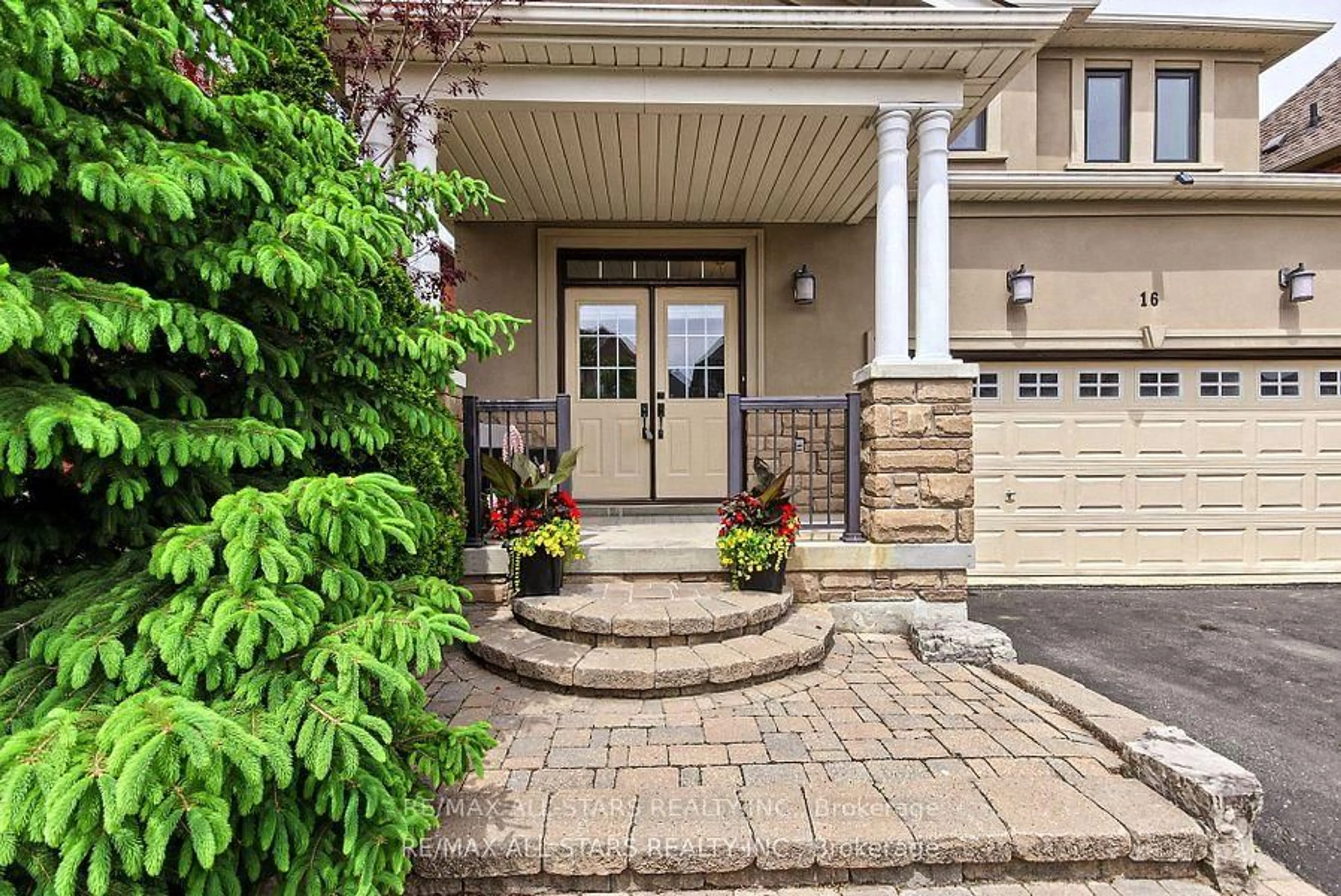 Indoor entryway for 16 James Ratcliff Ave, Whitchurch-Stouffville Ontario L4A 1P2