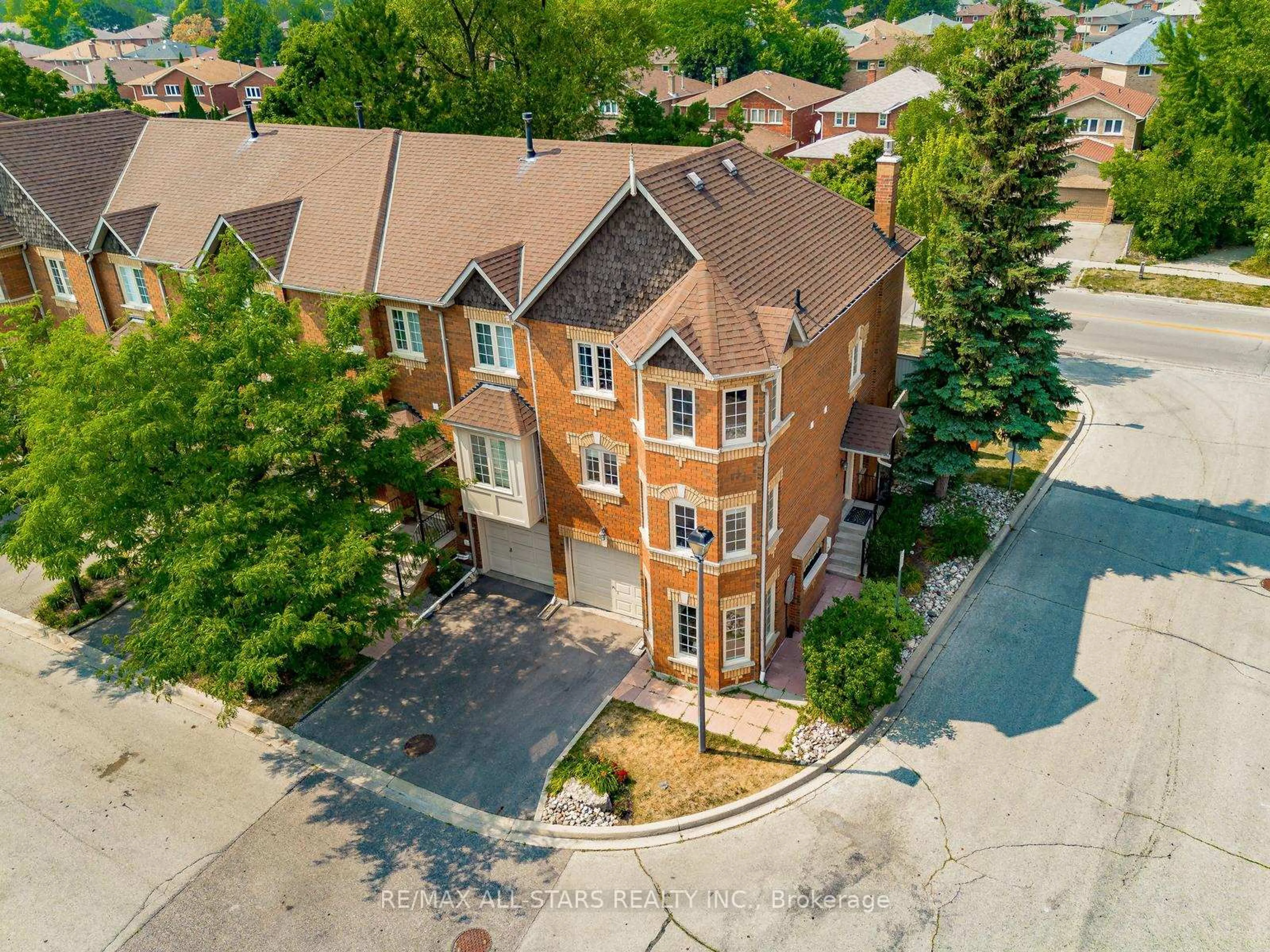 A pic from outside/outdoor area/front of a property/back of a property/a pic from drone, street for 95 Weldrick Rd #10, Richmond Hill Ontario L4C 0H6
