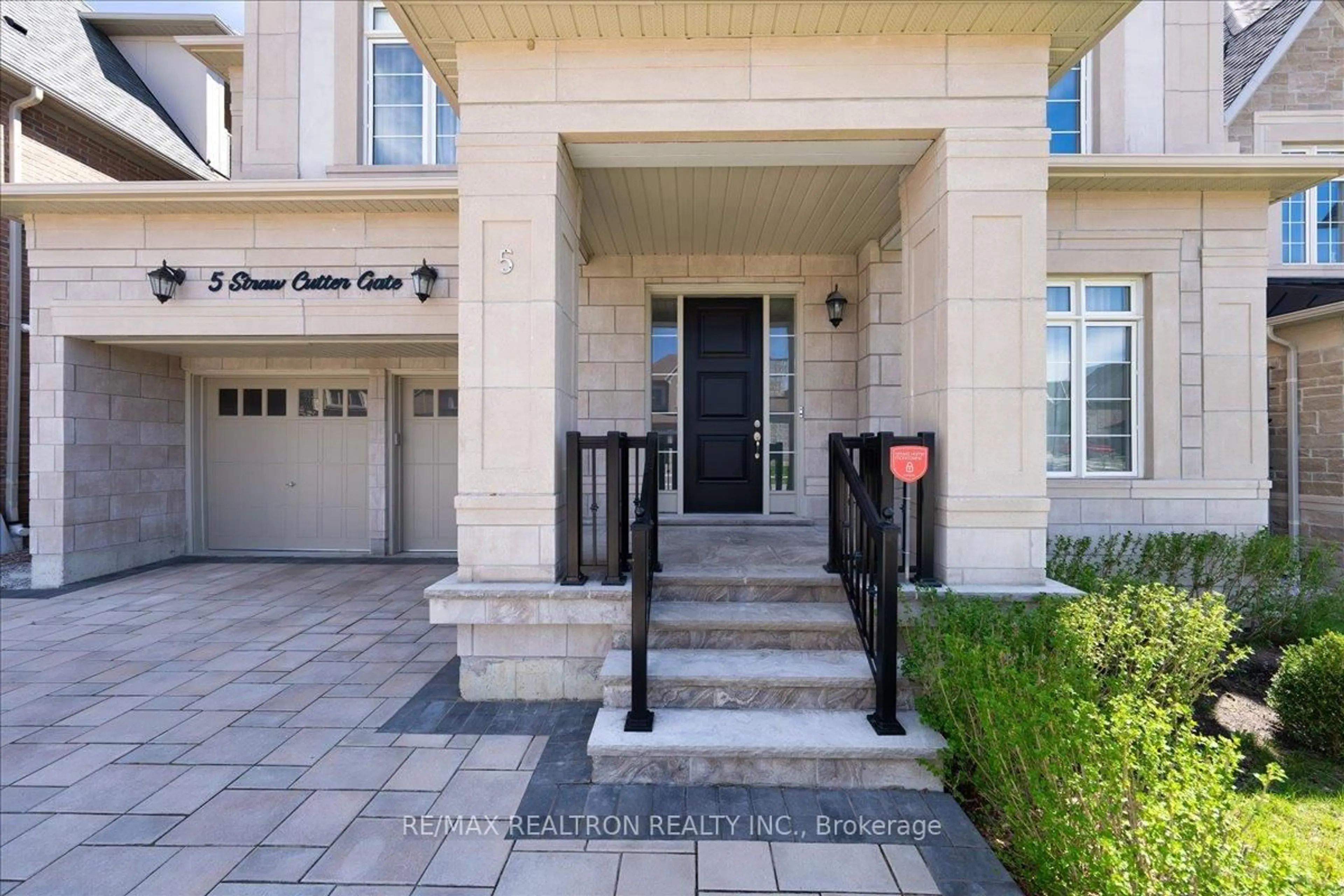 Indoor foyer for 5 Straw Cutter Gate, Vaughan Ontario L6A 4Y5