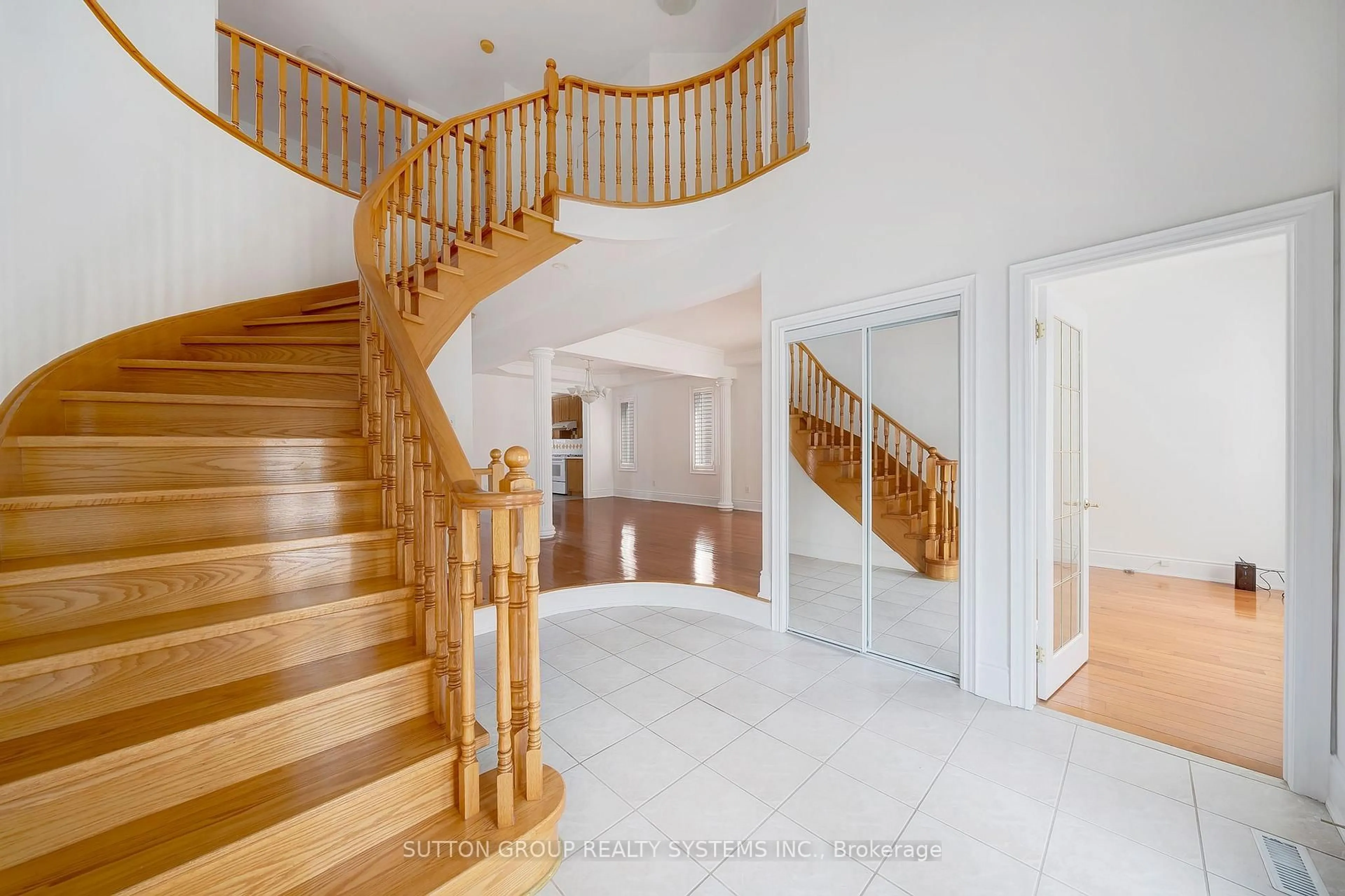 Indoor foyer for 12 St Urbain Dr, Vaughan Ontario L4H 2X4
