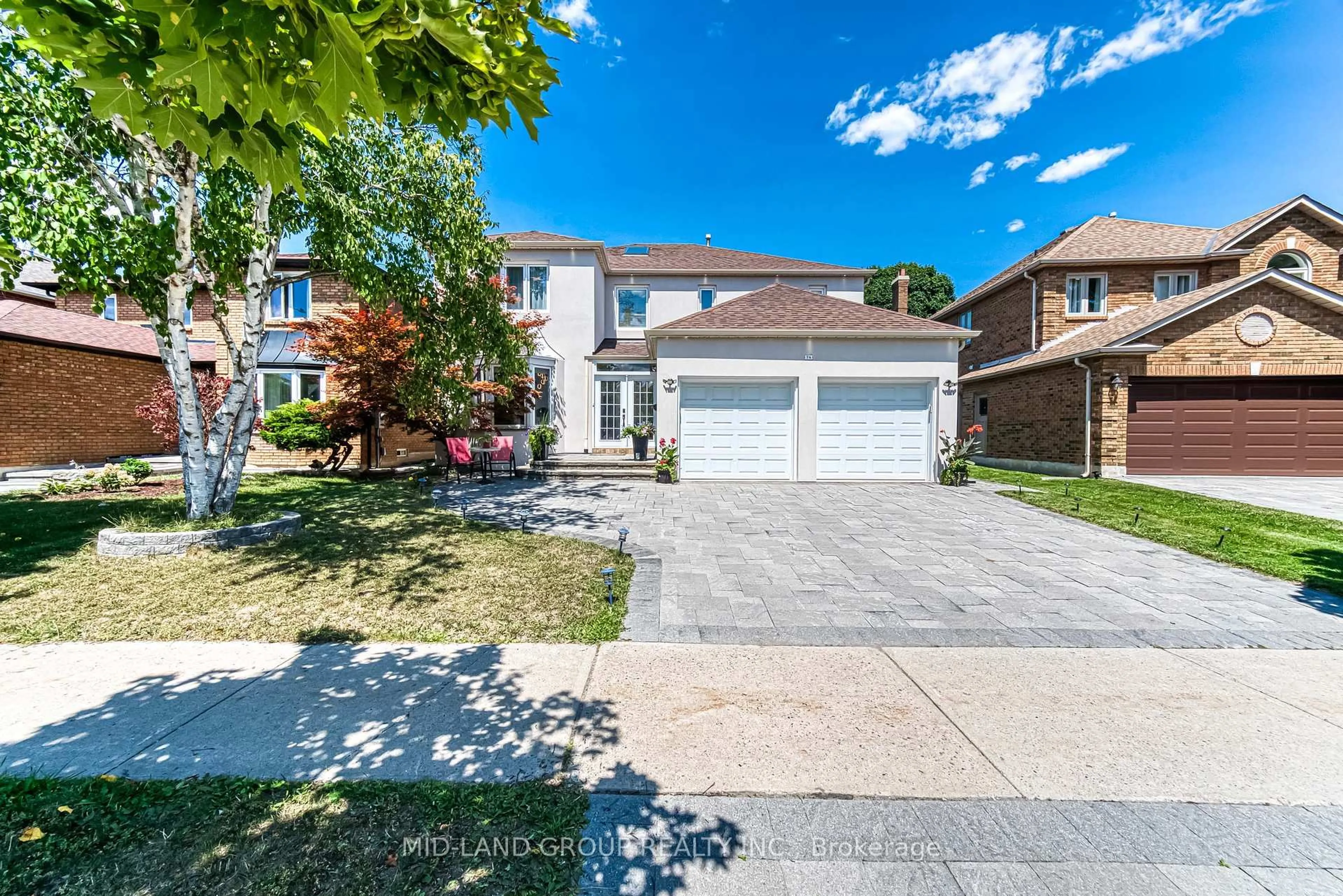 A pic from outside/outdoor area/front of a property/back of a property/a pic from drone, street for 74 Blackmore Ave, Richmond Hill Ontario L4B 2A1