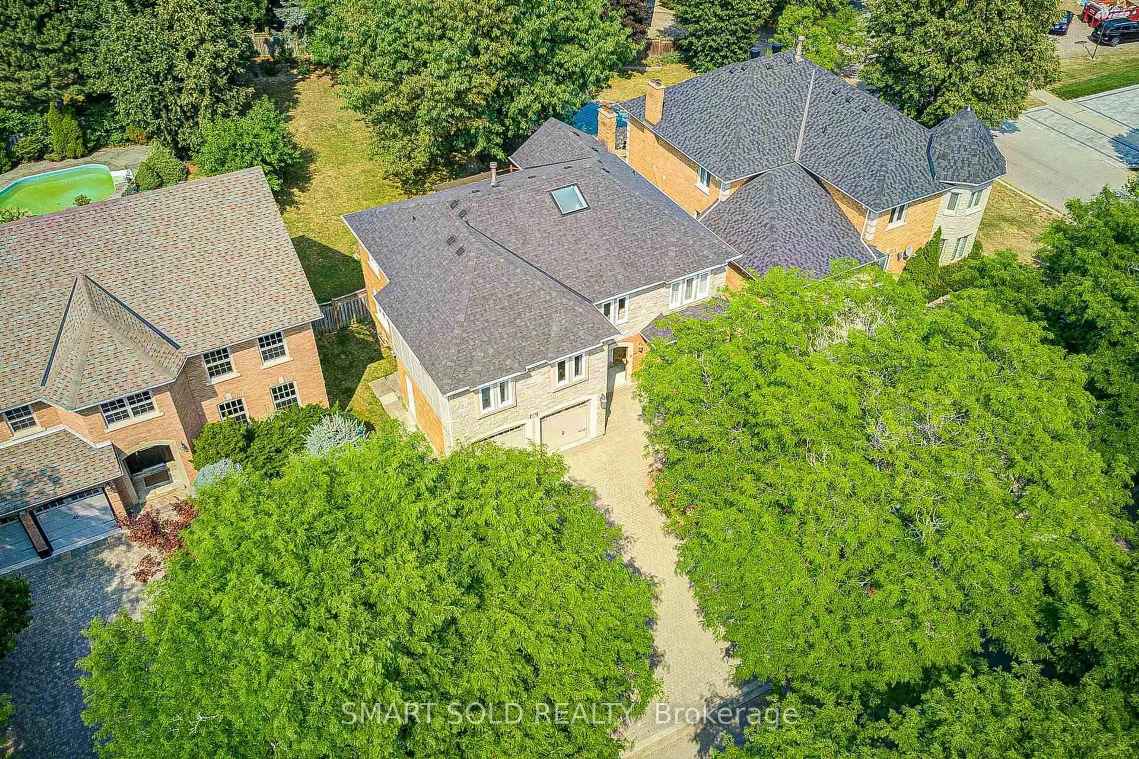 A pic from outside/outdoor area/front of a property/back of a property/a pic from drone, street for 37 Montclair Rd, Richmond Hill Ontario L4B 2T9