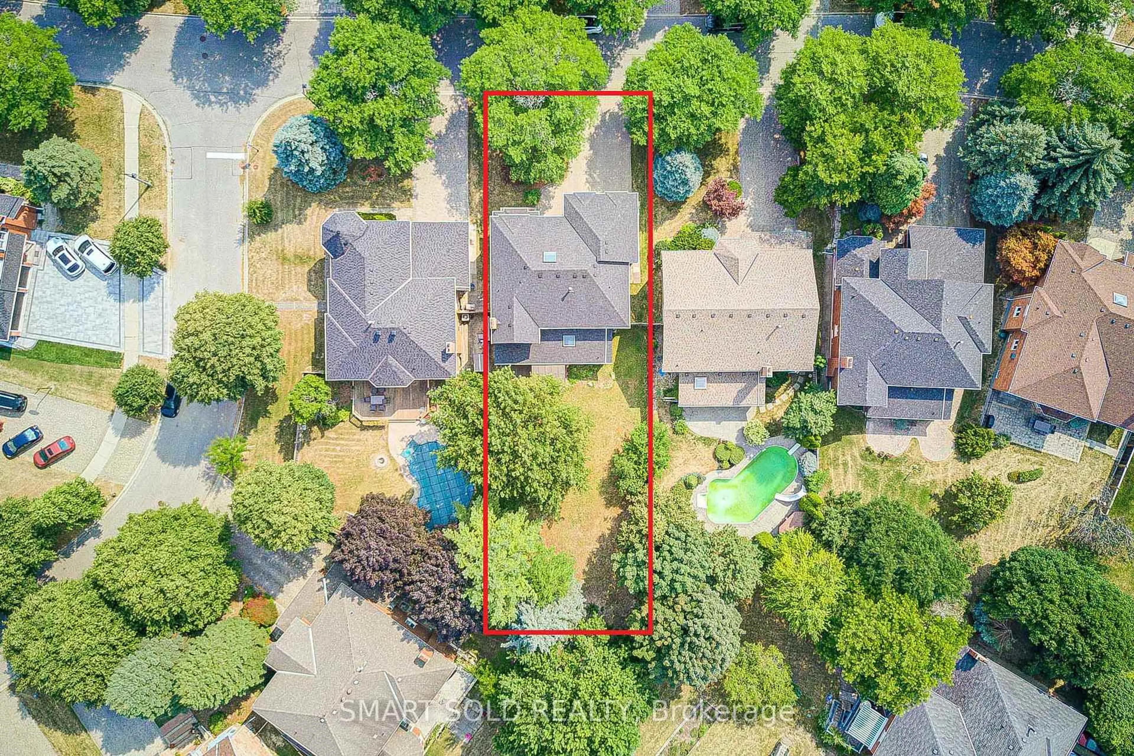 A pic from outside/outdoor area/front of a property/back of a property/a pic from drone, street for 37 Montclair Rd, Richmond Hill Ontario L4B 2T9