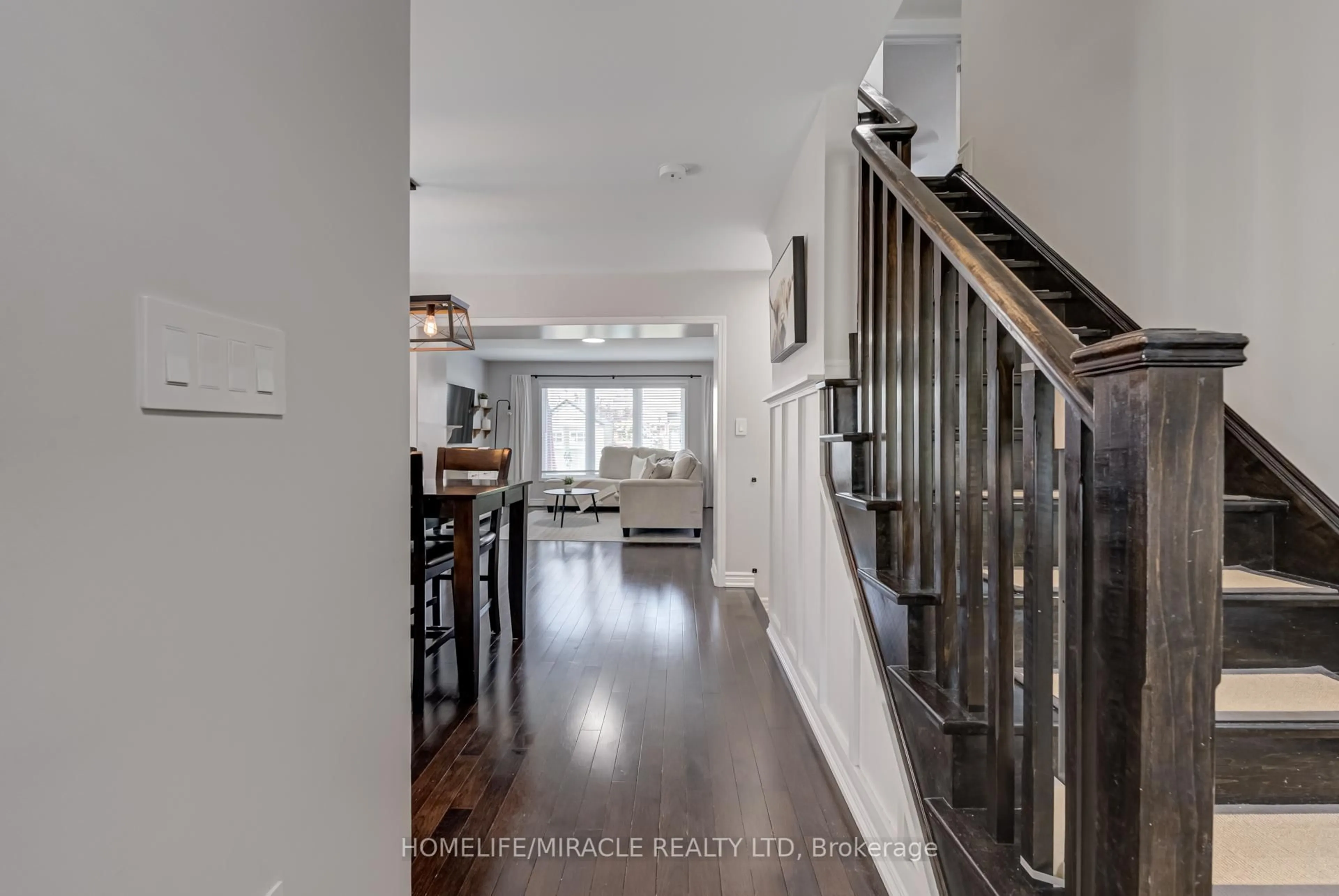 Indoor entryway for 75 Kidd Cres, New Tecumseth Ontario L9R 0E1