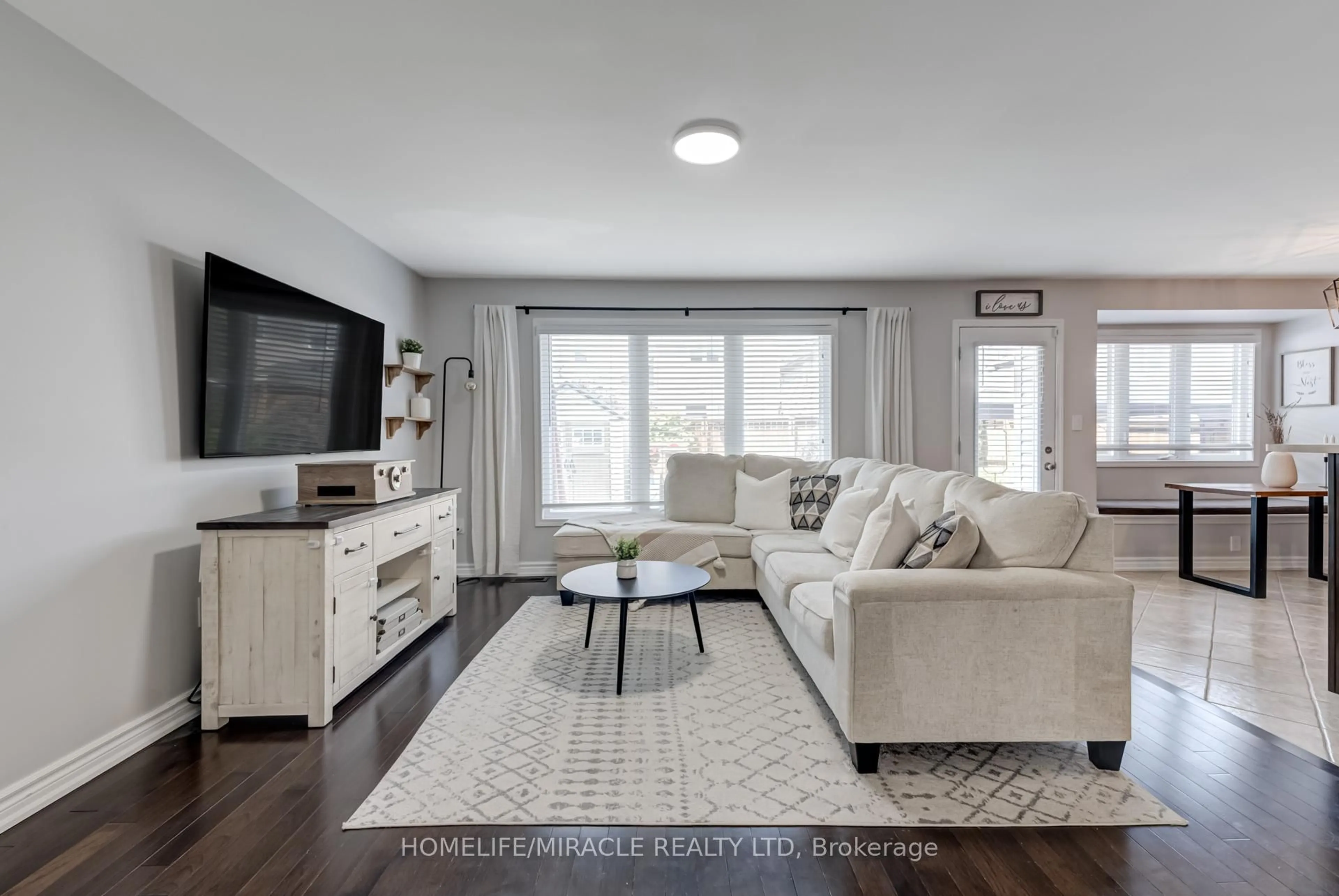 Living room with furniture, unknown for 75 Kidd Cres, New Tecumseth Ontario L9R 0E1