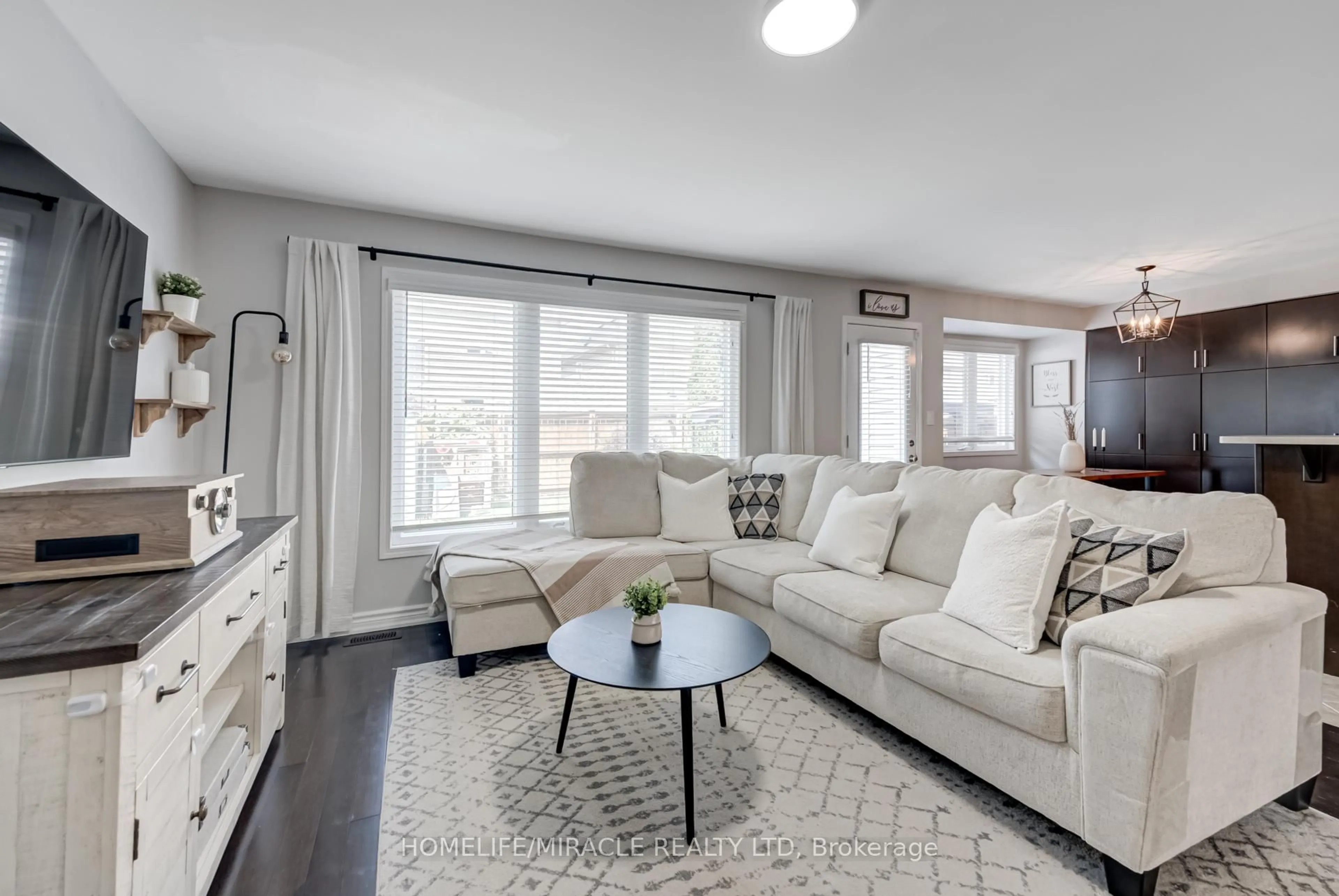 Living room with furniture, unknown for 75 Kidd Cres, New Tecumseth Ontario L9R 0E1