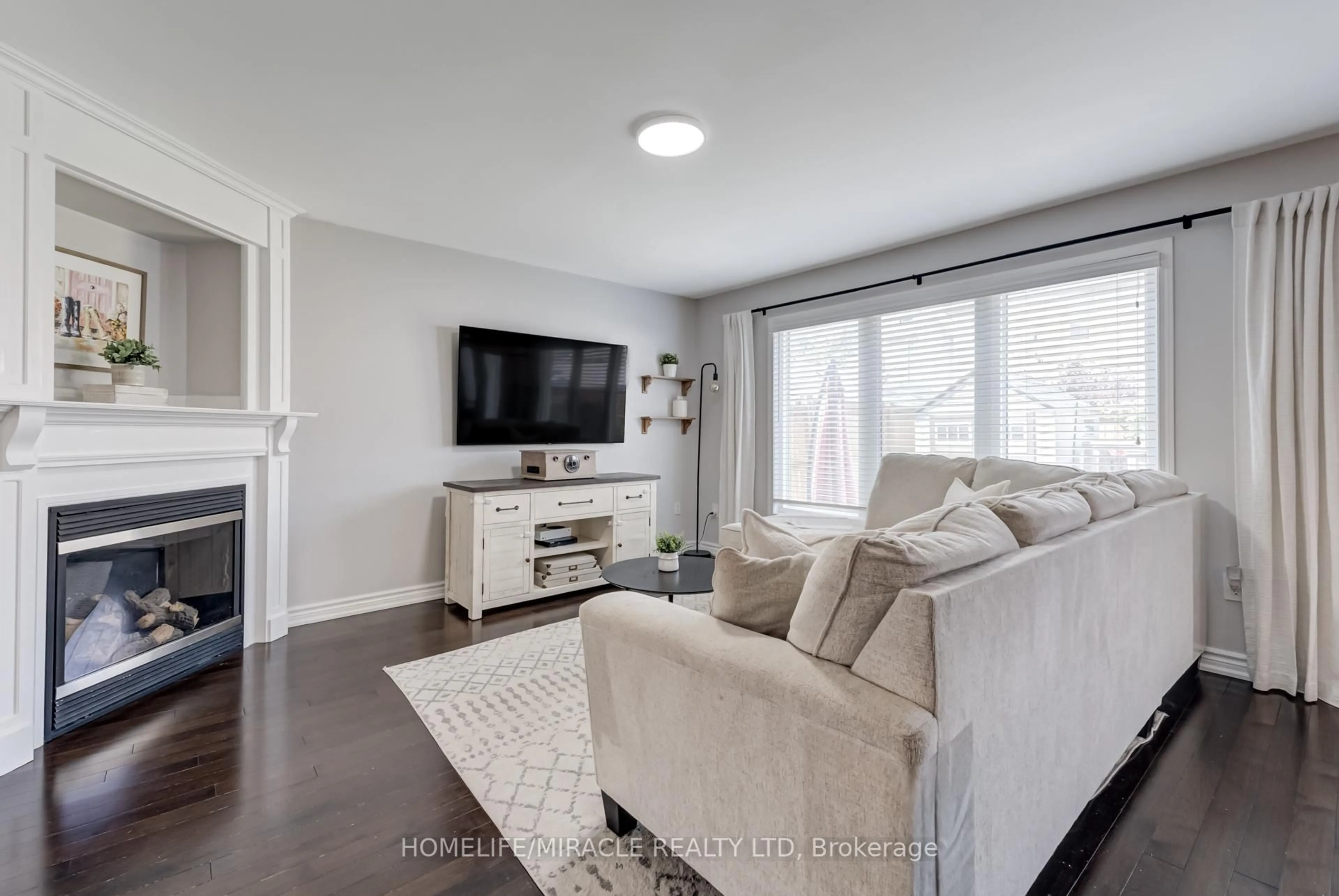 Living room with furniture, unknown for 75 Kidd Cres, New Tecumseth Ontario L9R 0E1