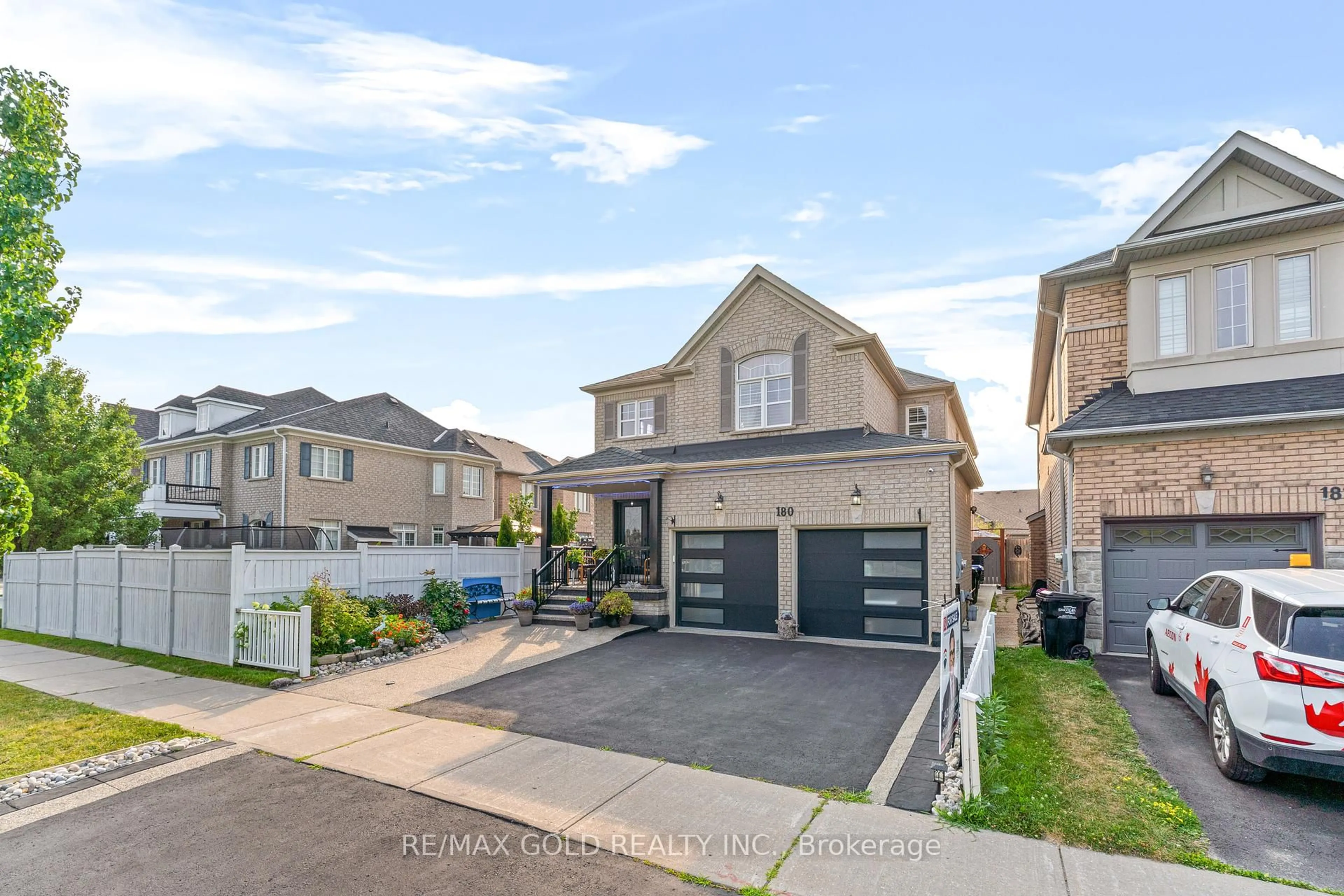 A pic from outside/outdoor area/front of a property/back of a property/a pic from drone, street for 180 West Park Ave, Bradford West Gwillimbury Ontario L3Z 0B9