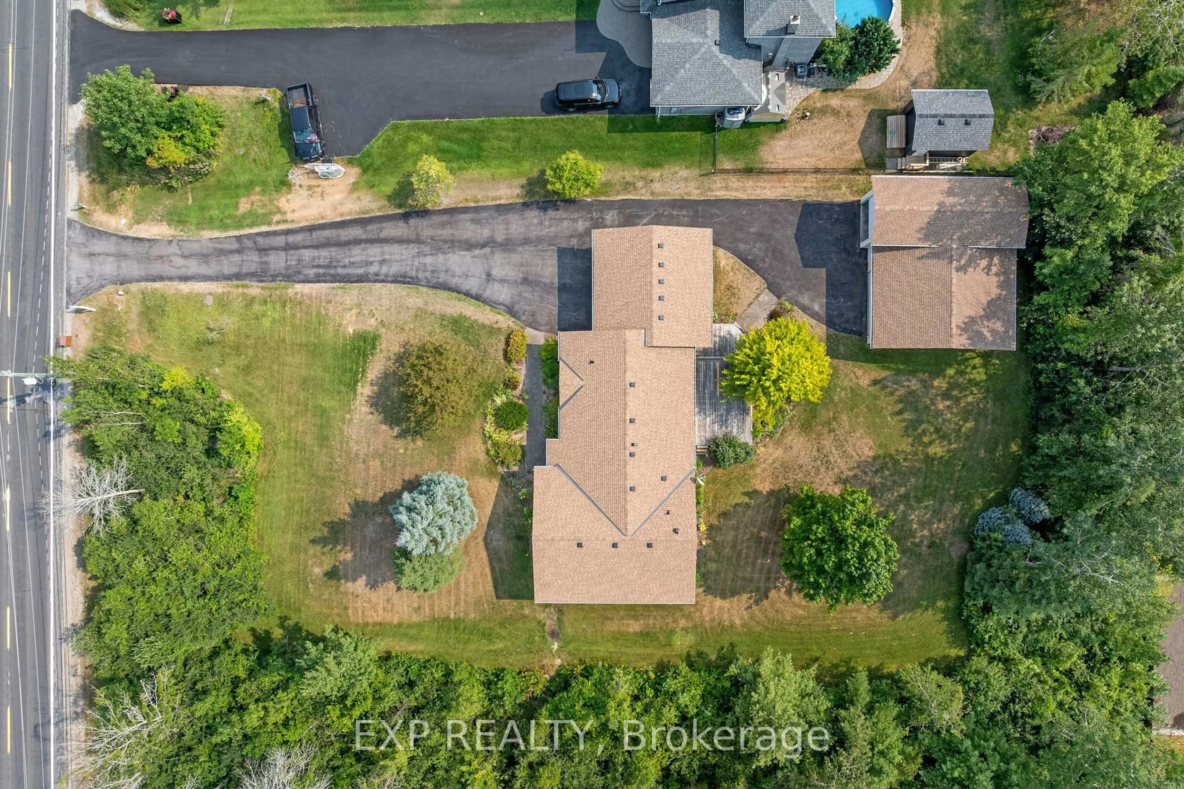 A pic from outside/outdoor area/front of a property/back of a property/a pic from drone, street for 26674 Park Rd, Georgina Ontario L0E 1R0