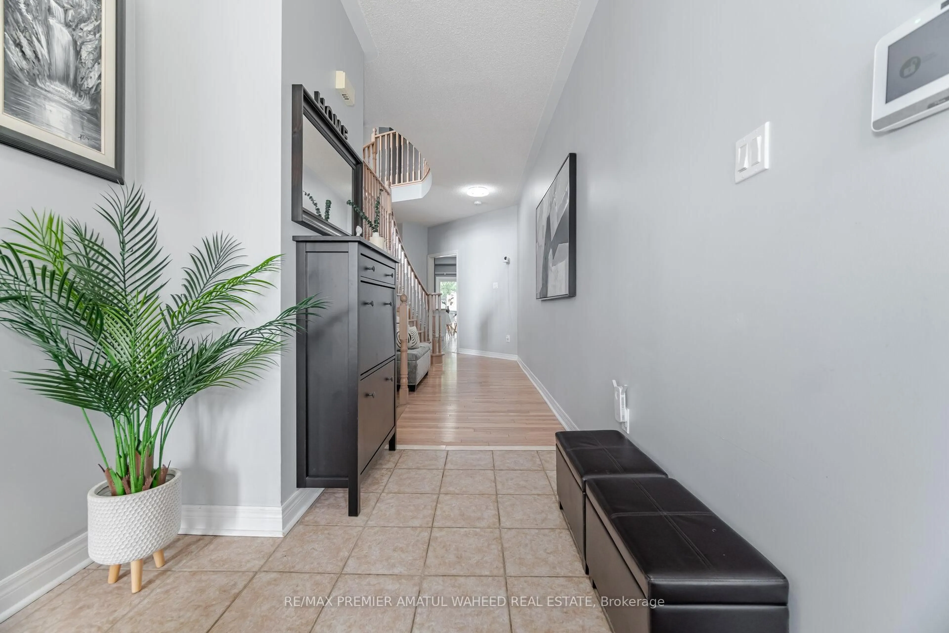 Indoor entryway for 106 Tierra Ave, Vaughan Ontario L6A 2Z4