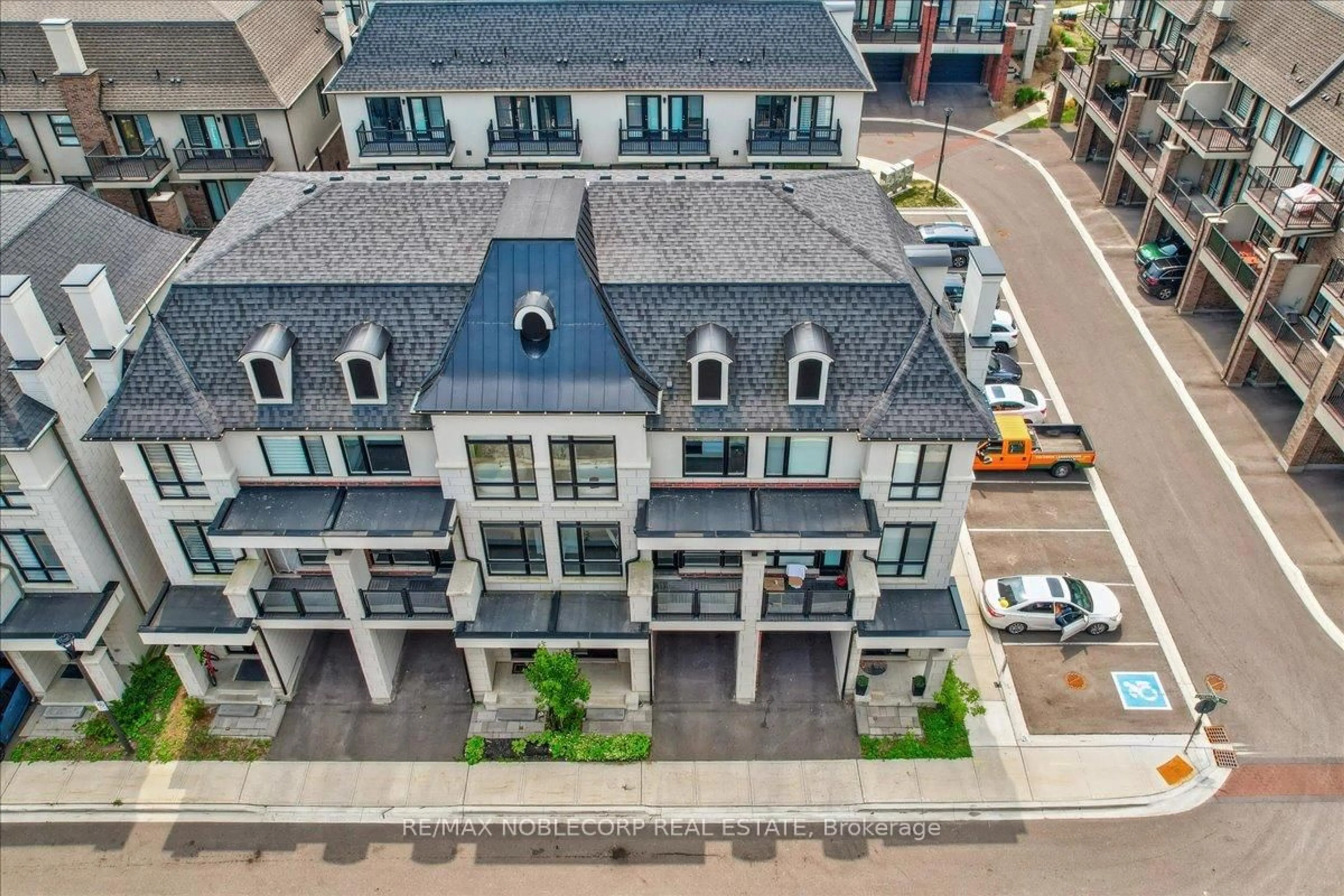 A pic from outside/outdoor area/front of a property/back of a property/a pic from drone, street for 45 Globemaster Lane, Richmond Hill Ontario L4E 2W4