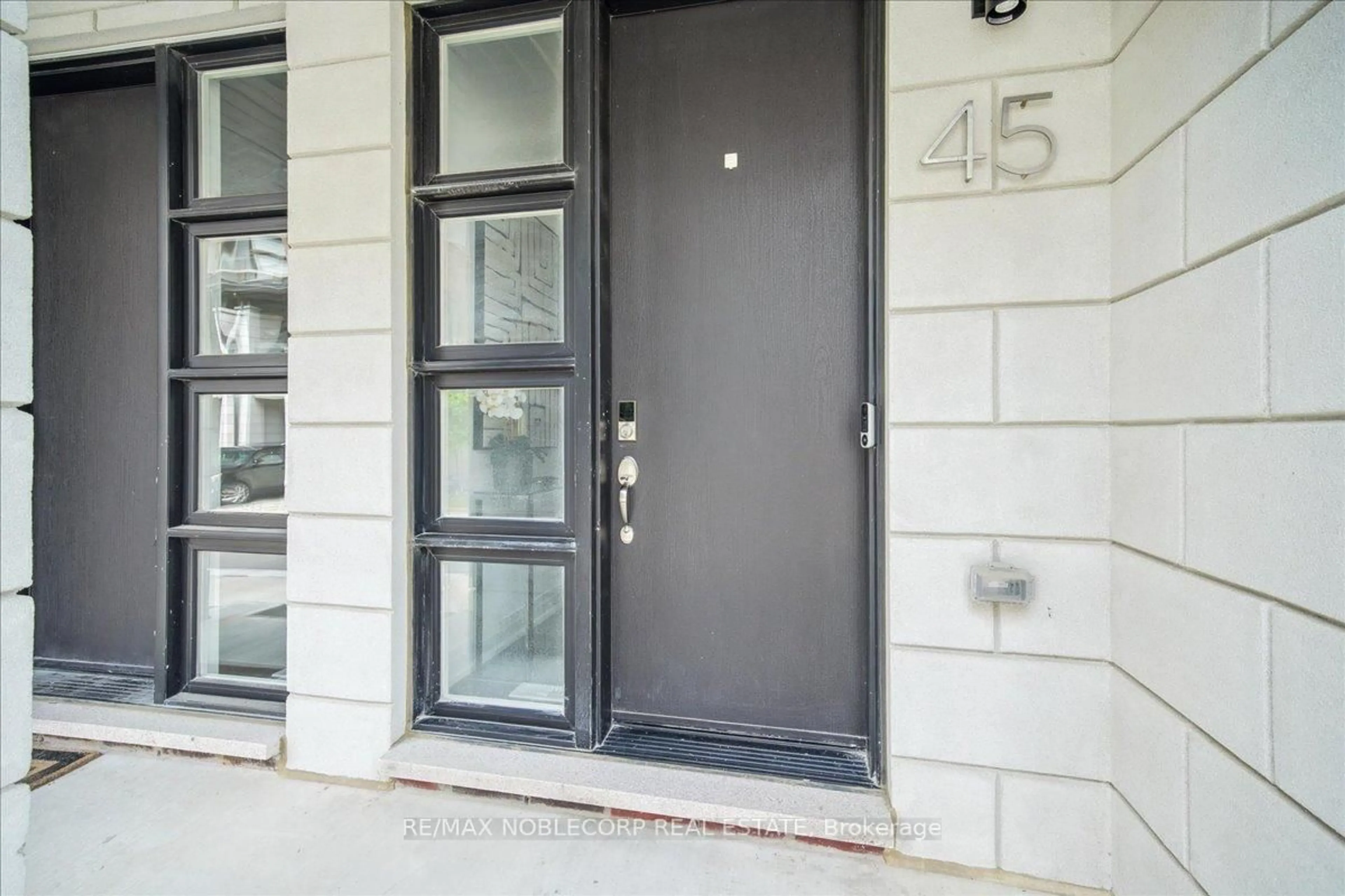 Indoor entryway for 45 Globemaster Lane, Richmond Hill Ontario L4E 2W4