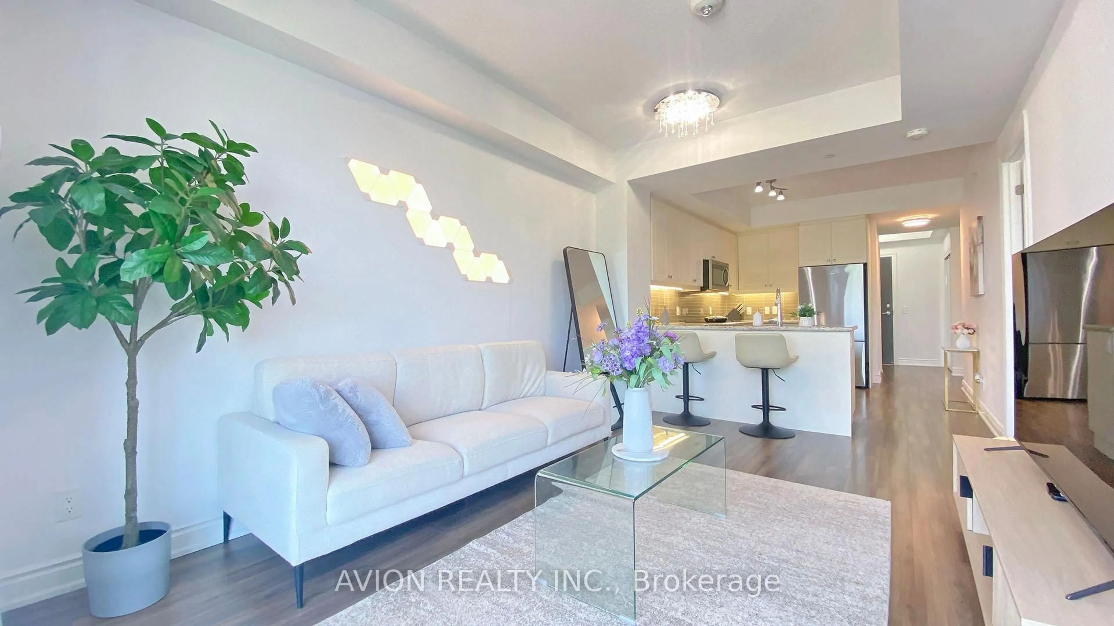 Living room with furniture, ceramic/tile floor for 9618 Yonge St #315, Richmond Hill Ontario L4C 0X5