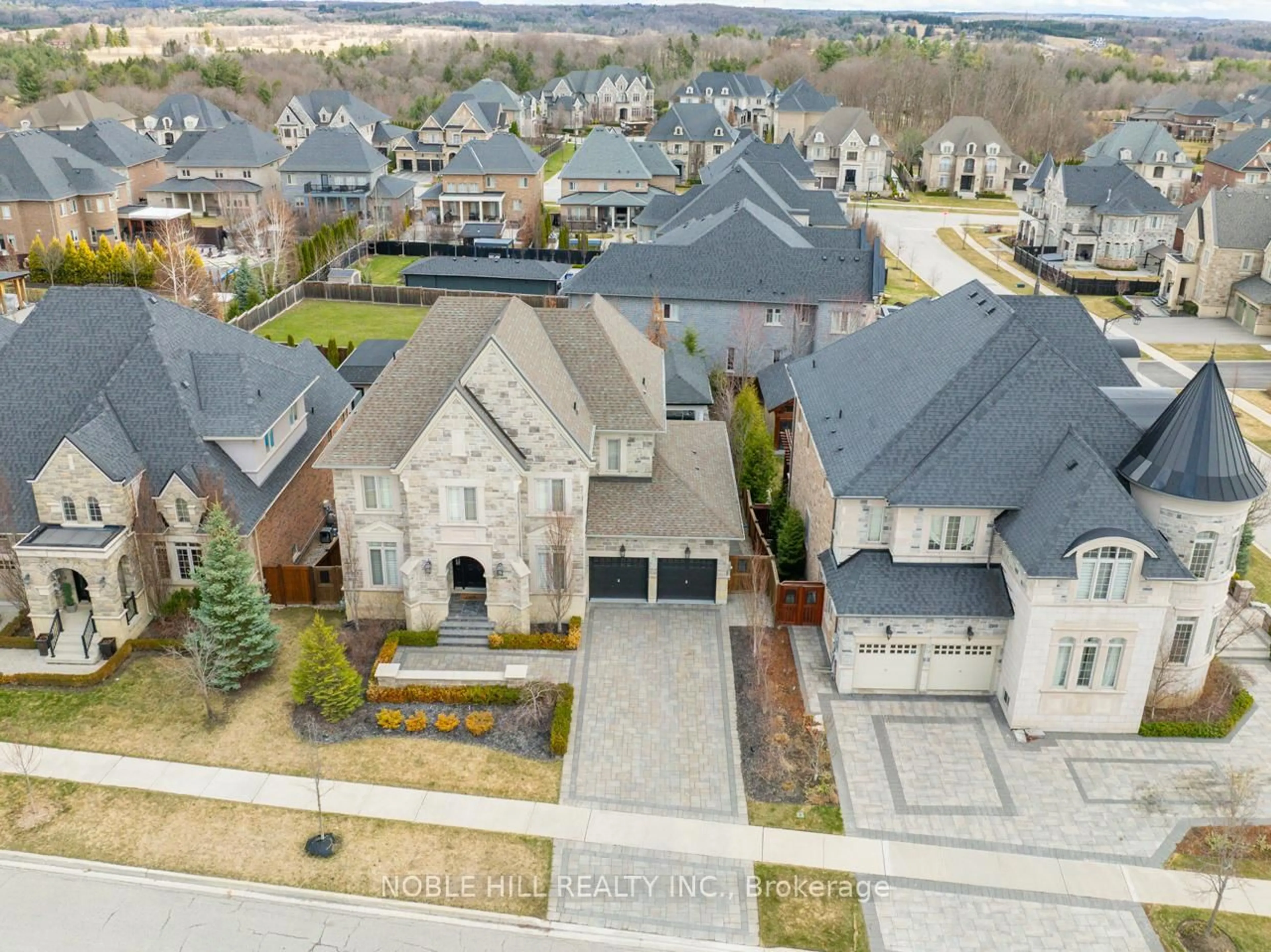 A pic from outside/outdoor area/front of a property/back of a property/a pic from drone, street for 17 westbrooke Blvd, King Ontario L7B 0A1