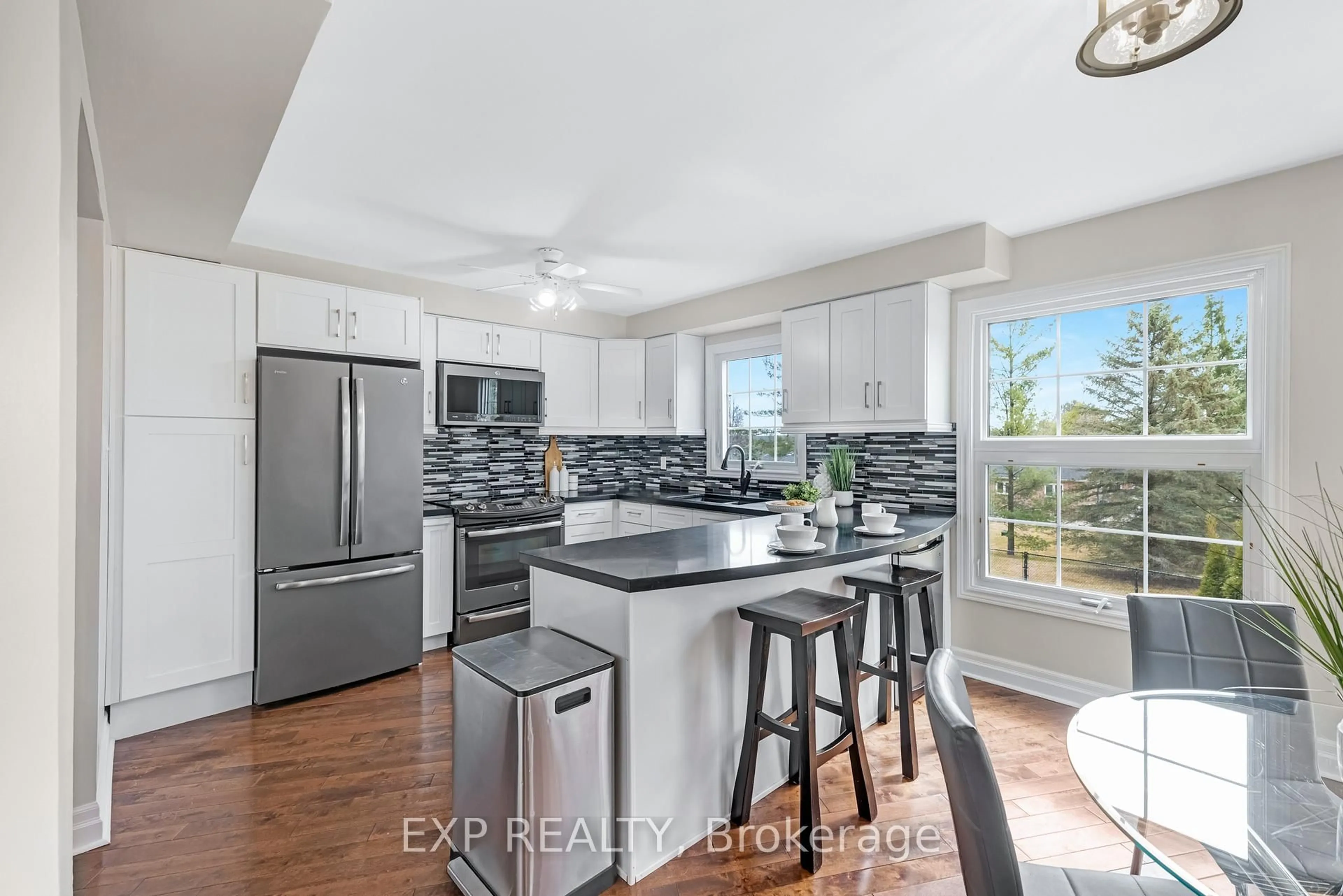 Open concept kitchen, ceramic/tile floor for 6 Adams Crt #6, Uxbridge Ontario L9P 1G2