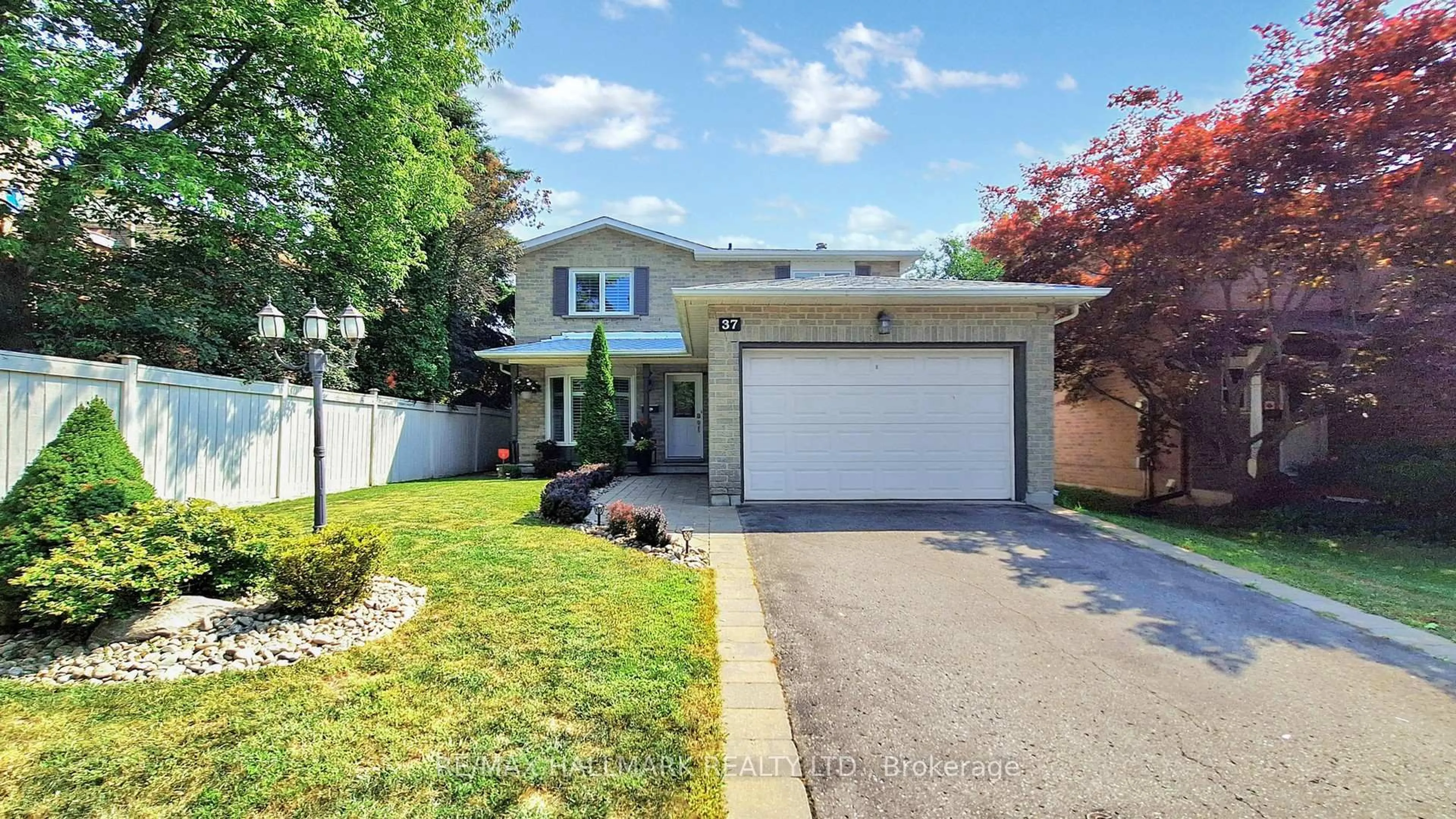 Home with vinyl exterior material, street for 37 Hunter's Point Dr, Richmond Hill Ontario L4C 6M5