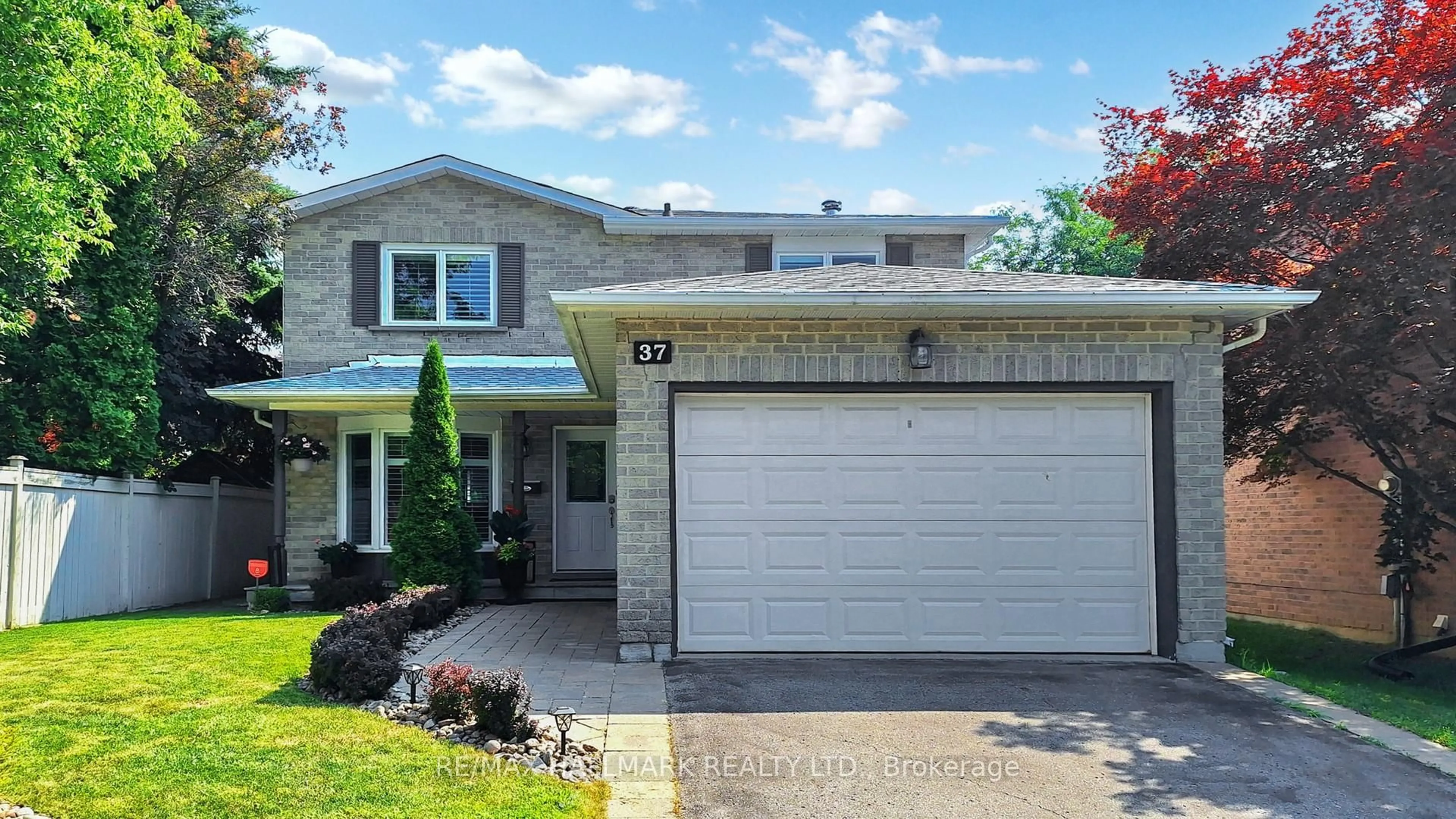 Home with vinyl exterior material, street for 37 Hunter's Point Dr, Richmond Hill Ontario L4C 6M5