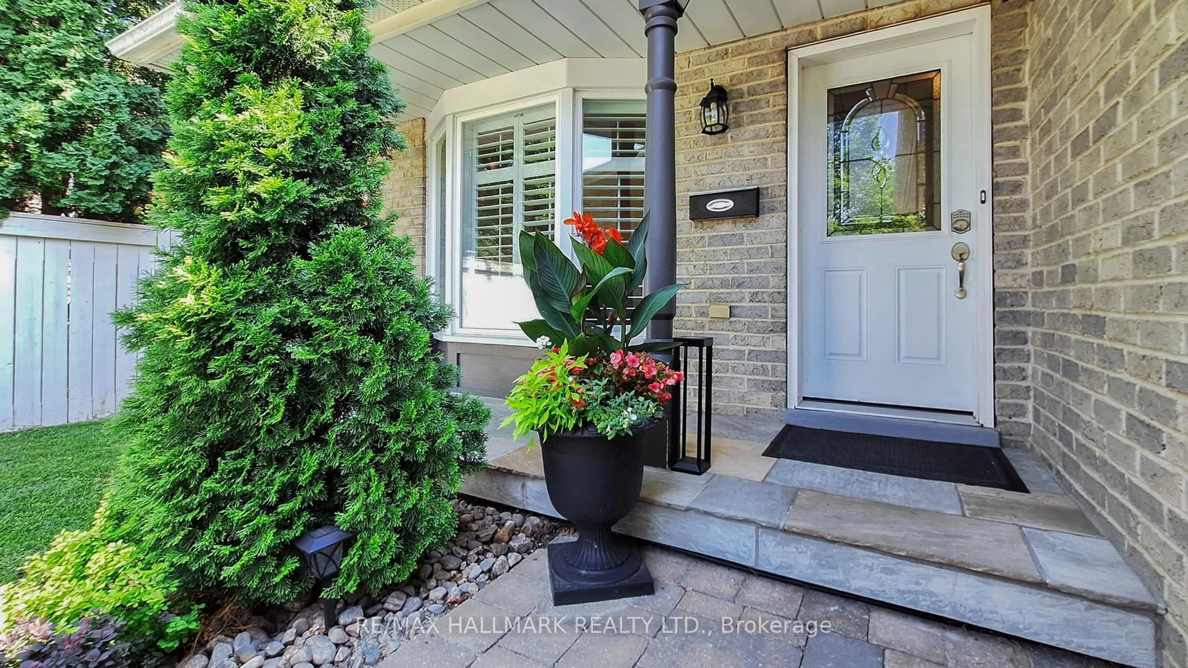 Indoor entryway for 37 Hunter's Point Dr, Richmond Hill Ontario L4C 6M5