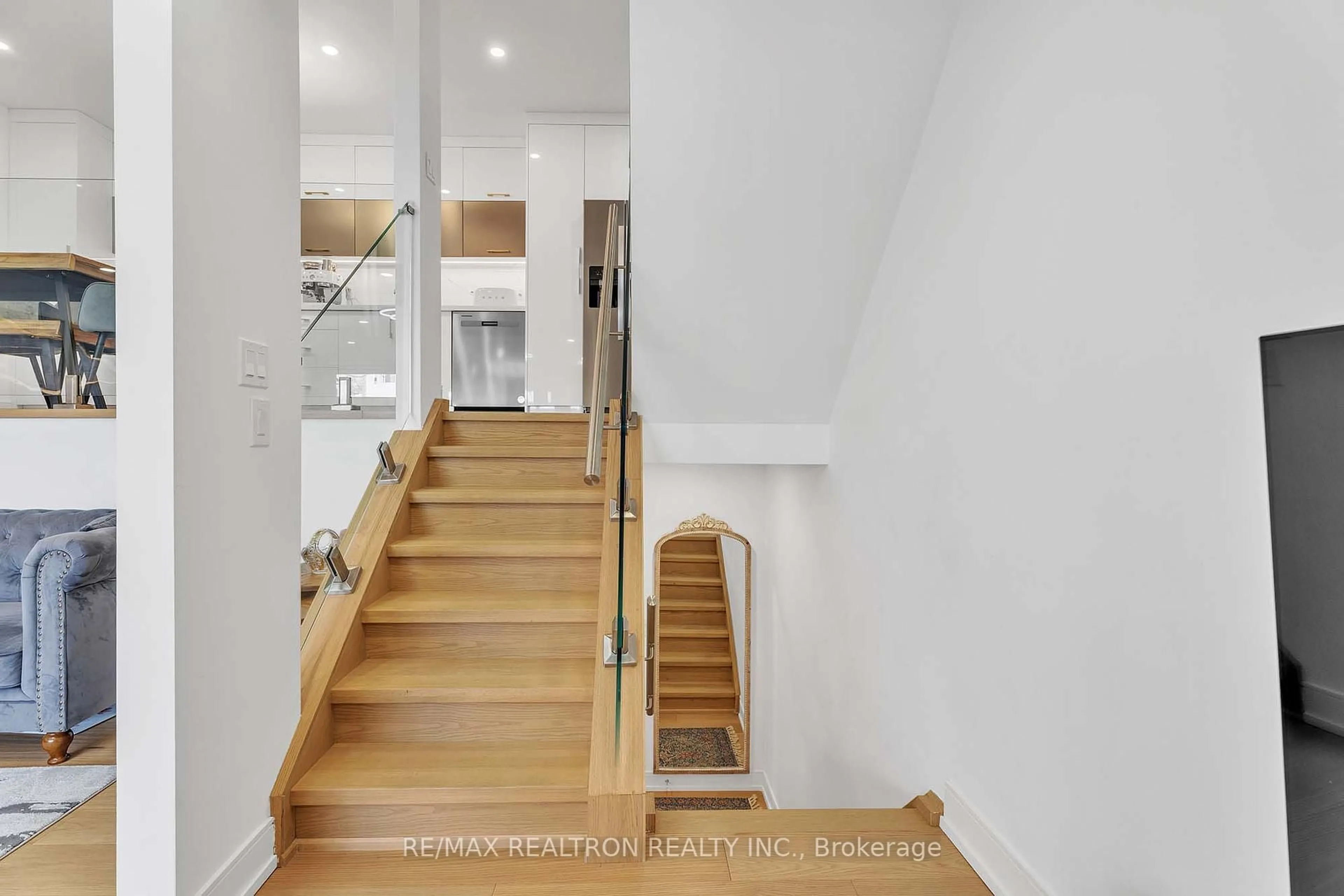Stairs for 307 Milestone Cres, Aurora Ontario L4G 3M2