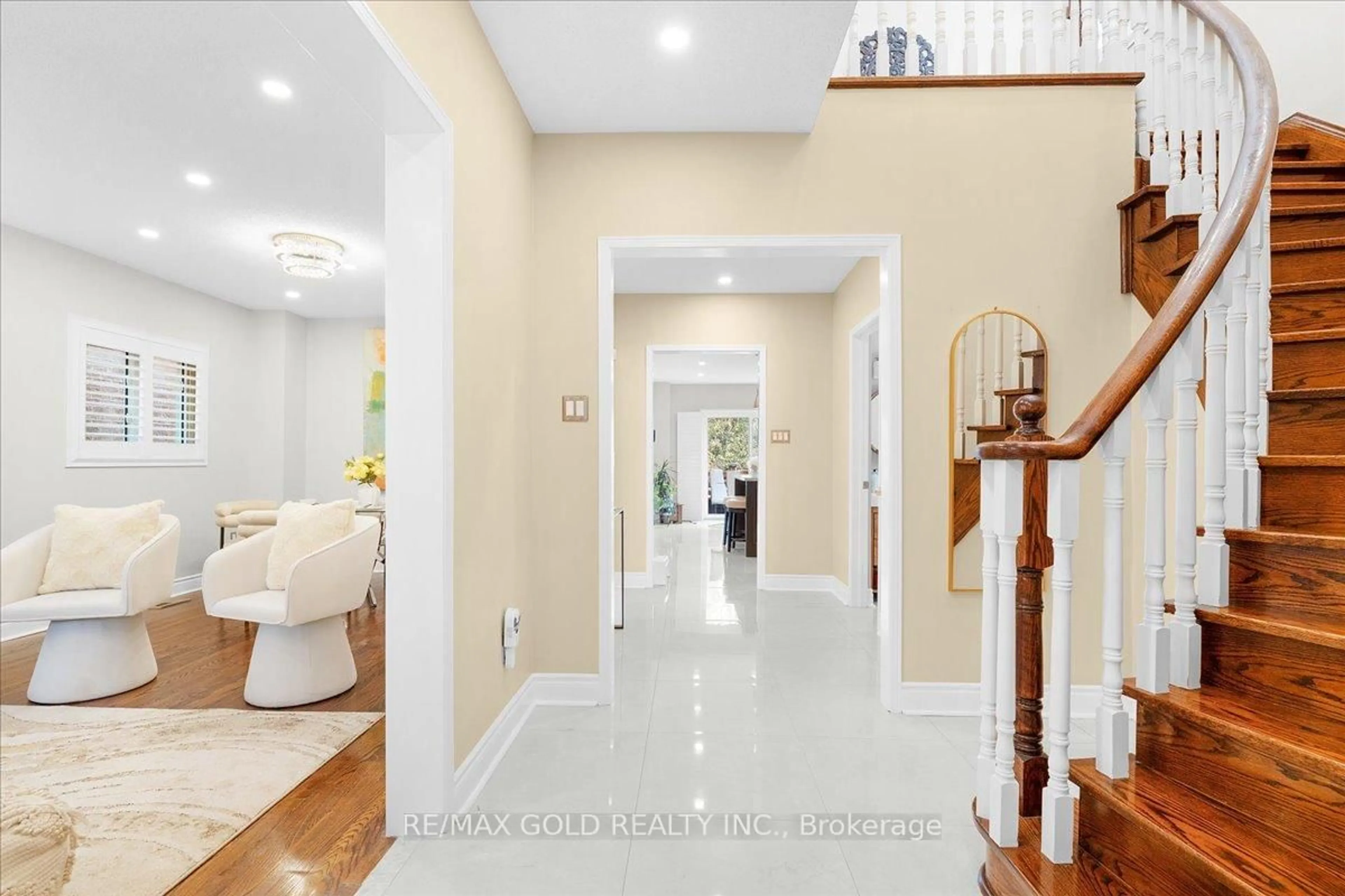 Indoor foyer for 9 Red Rock Dr, Richmond Hill Ontario L4C 0E3