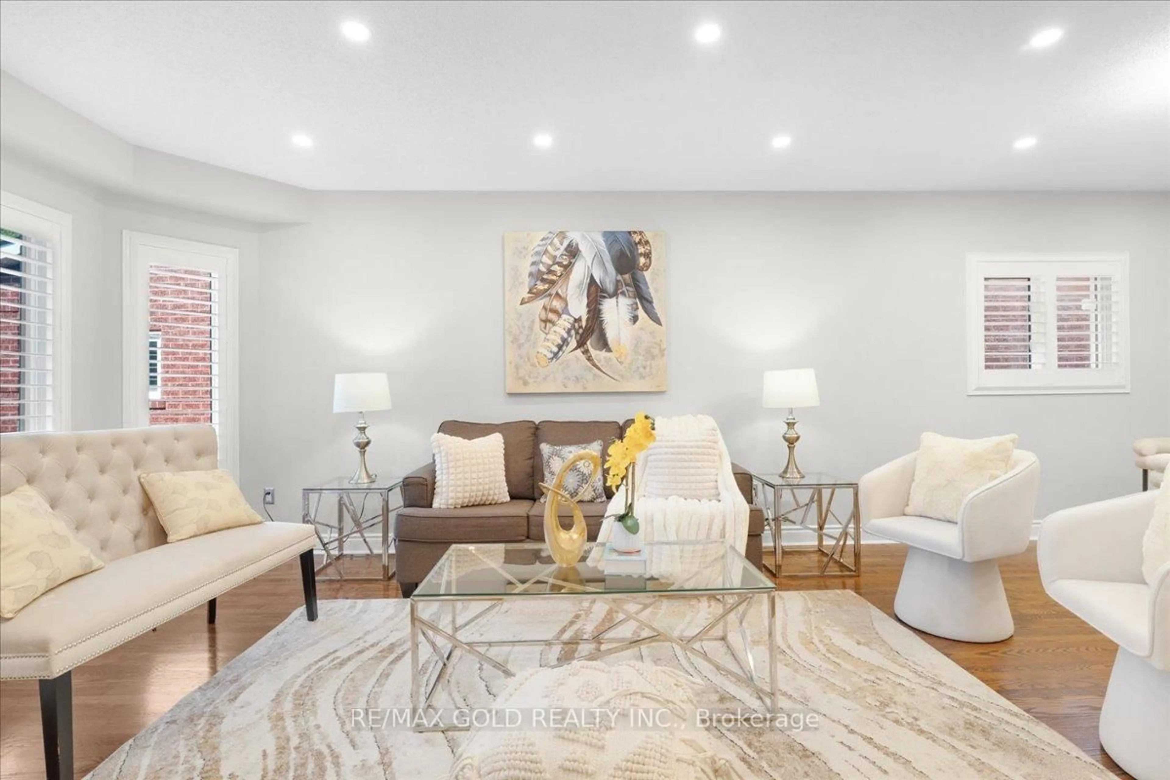 Living room with furniture, ceramic/tile floor for 9 Red Rock Dr, Richmond Hill Ontario L4C 0E3