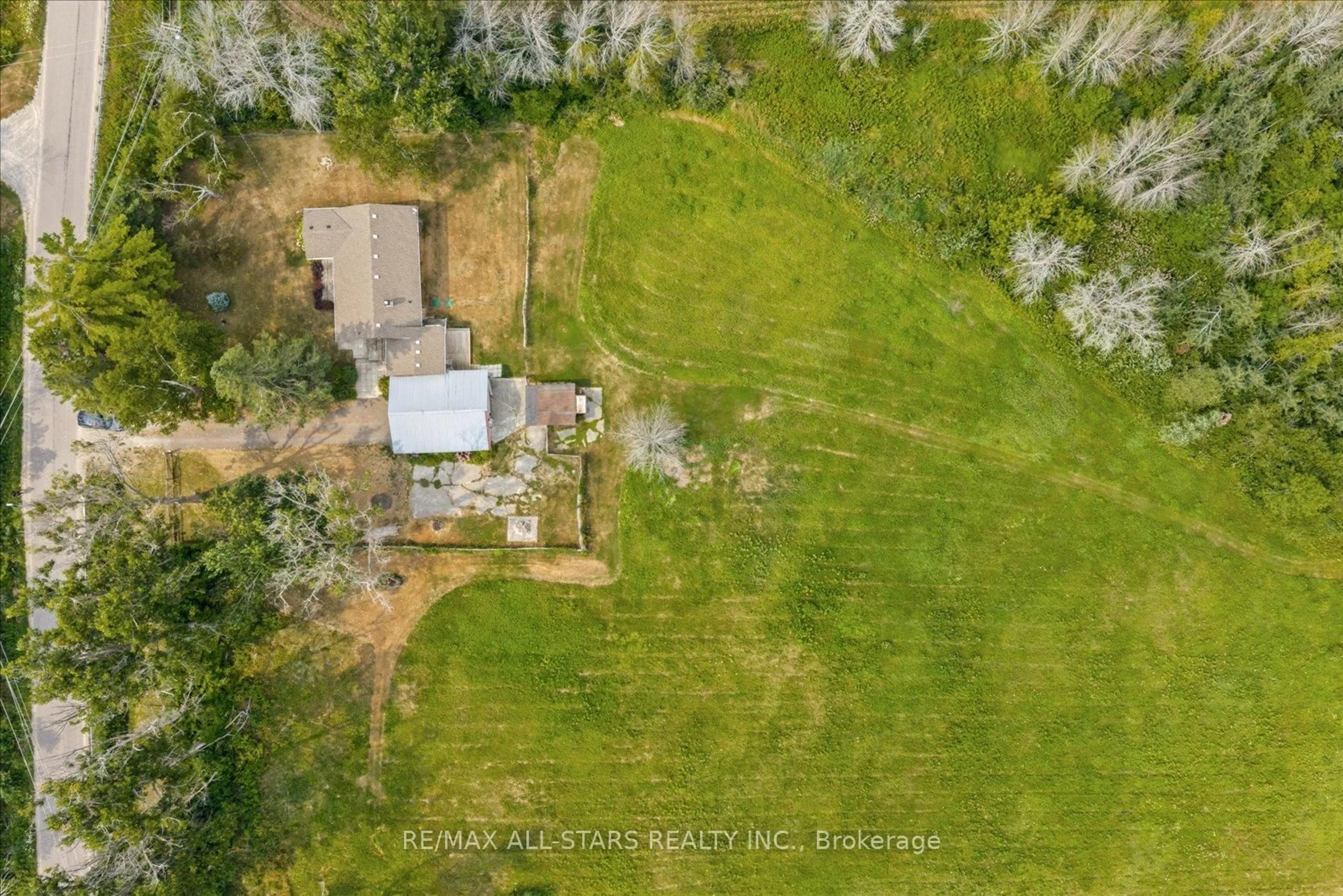 A pic from outside/outdoor area/front of a property/back of a property/a pic from drone, building for 32805 Thorah Sdrd, Brock Ontario L0K 1A0