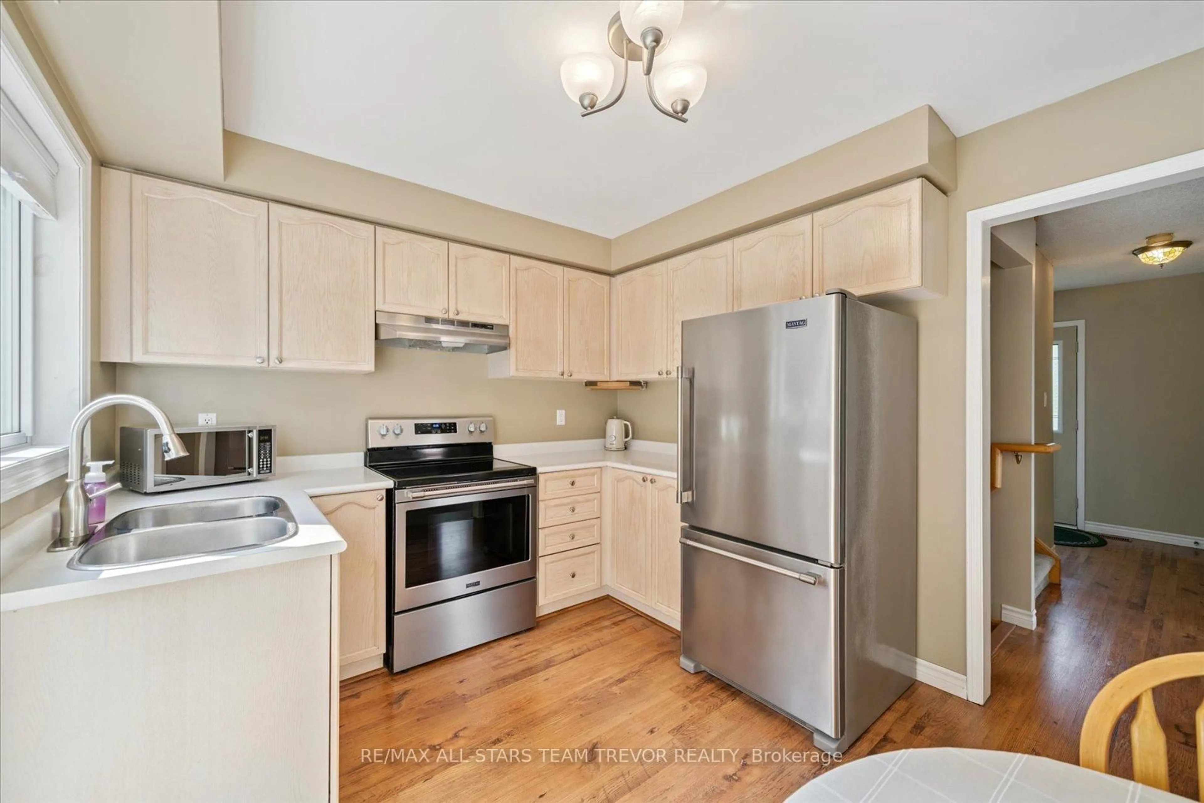 Standard kitchen, unknown for 68 Kyle Cres, Georgina Ontario L4P 3P6