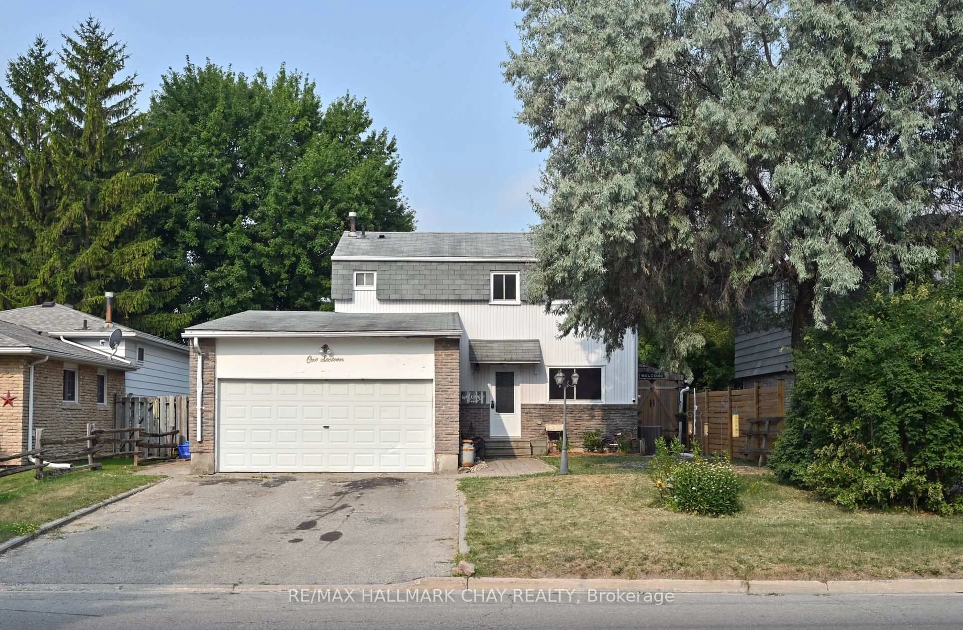 Home with vinyl exterior material, street for 116 King St, New Tecumseth Ontario L9R 1B5