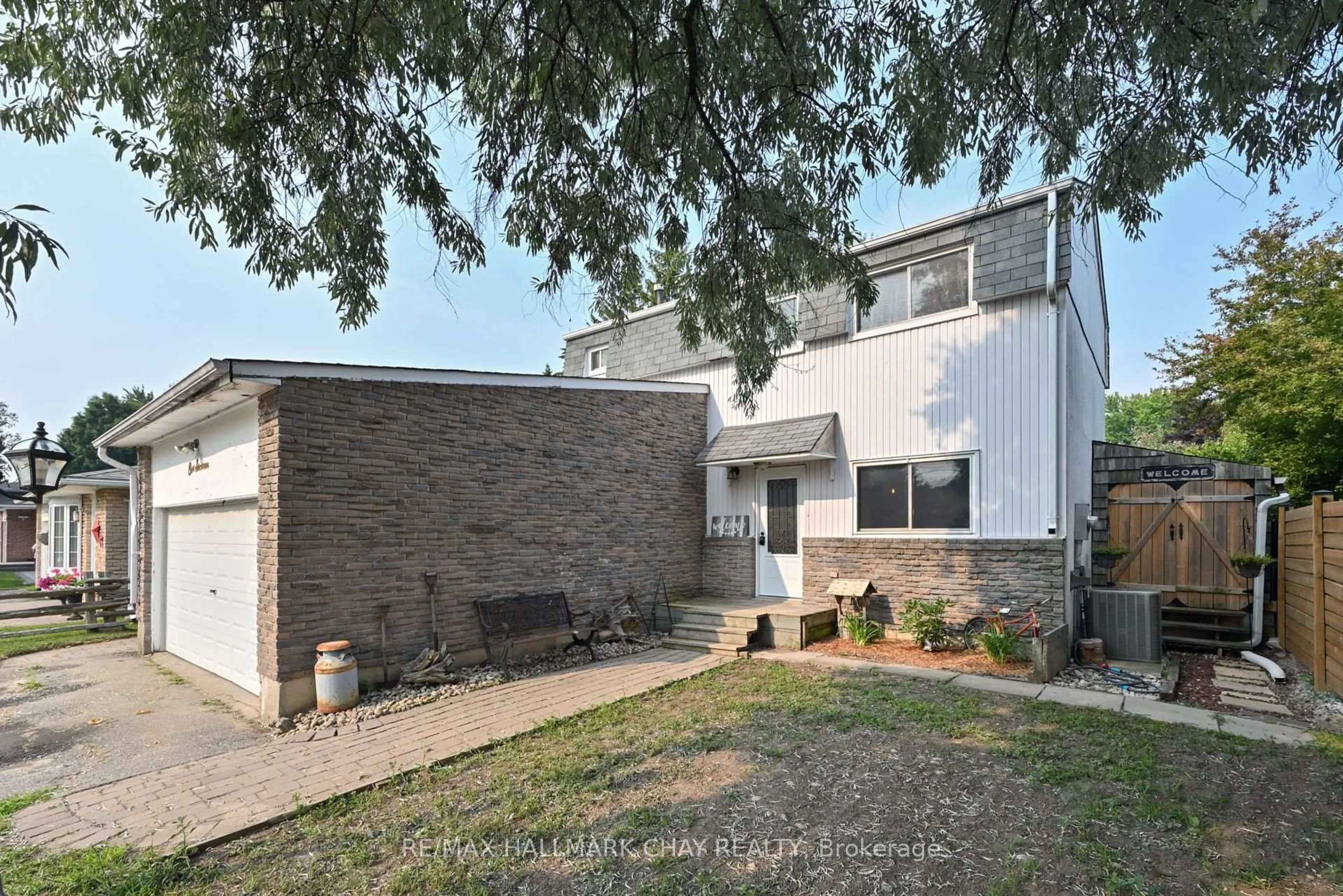 Home with brick exterior material, street for 116 King St, New Tecumseth Ontario L9R 1B5