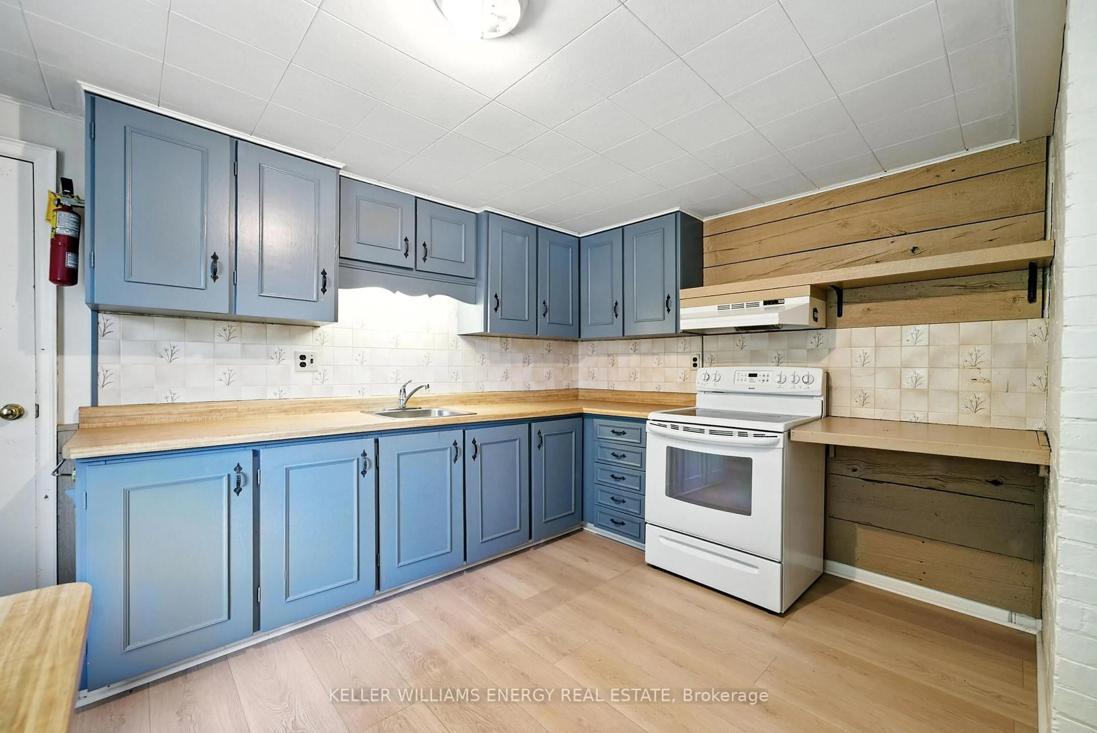 Standard kitchen, wood/laminate floor for 10348 Ravenshoe Rd, Uxbridge Ontario L9P 1R2