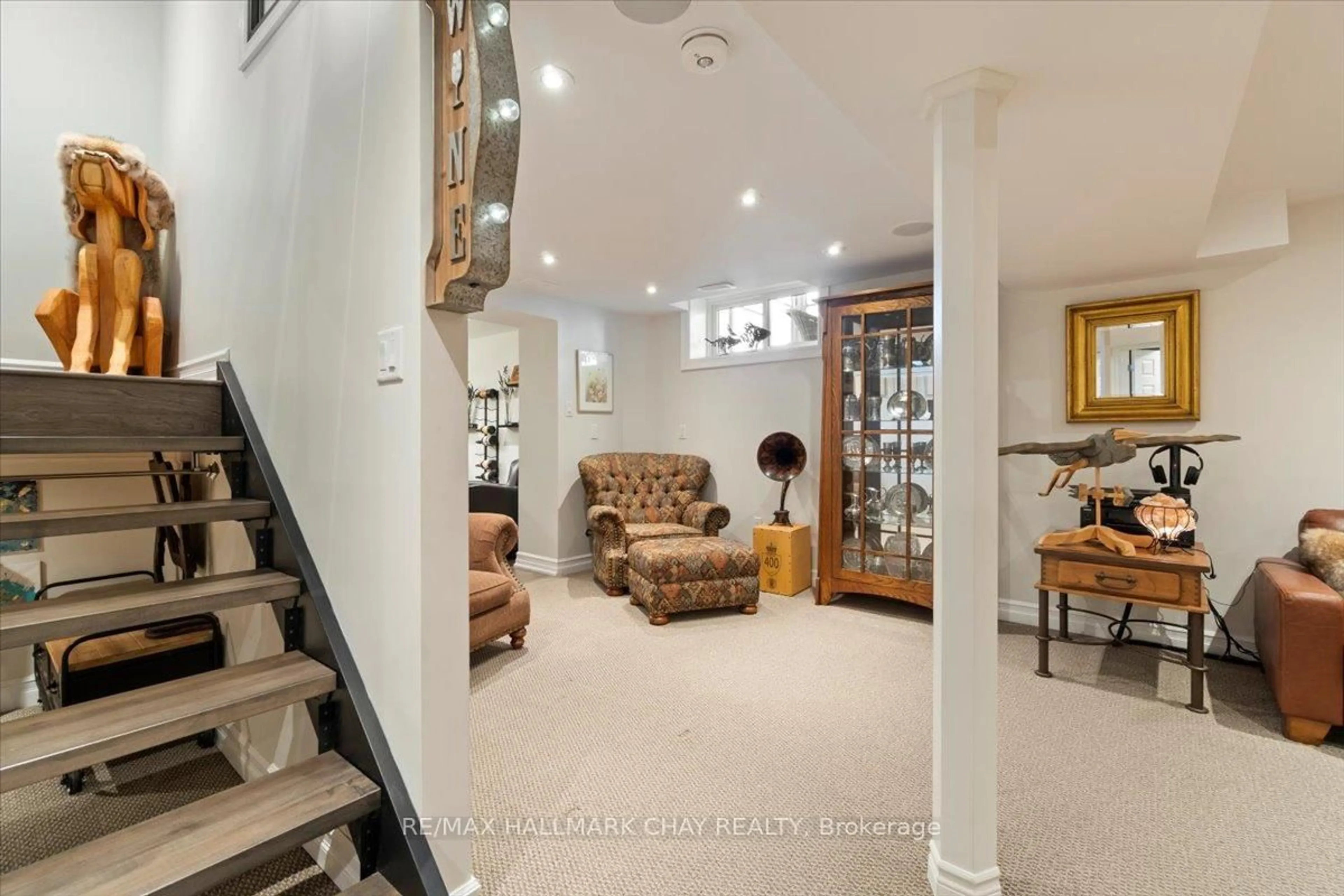 Indoor foyer for 201 Albert St, New Tecumseth Ontario L9R 1W8