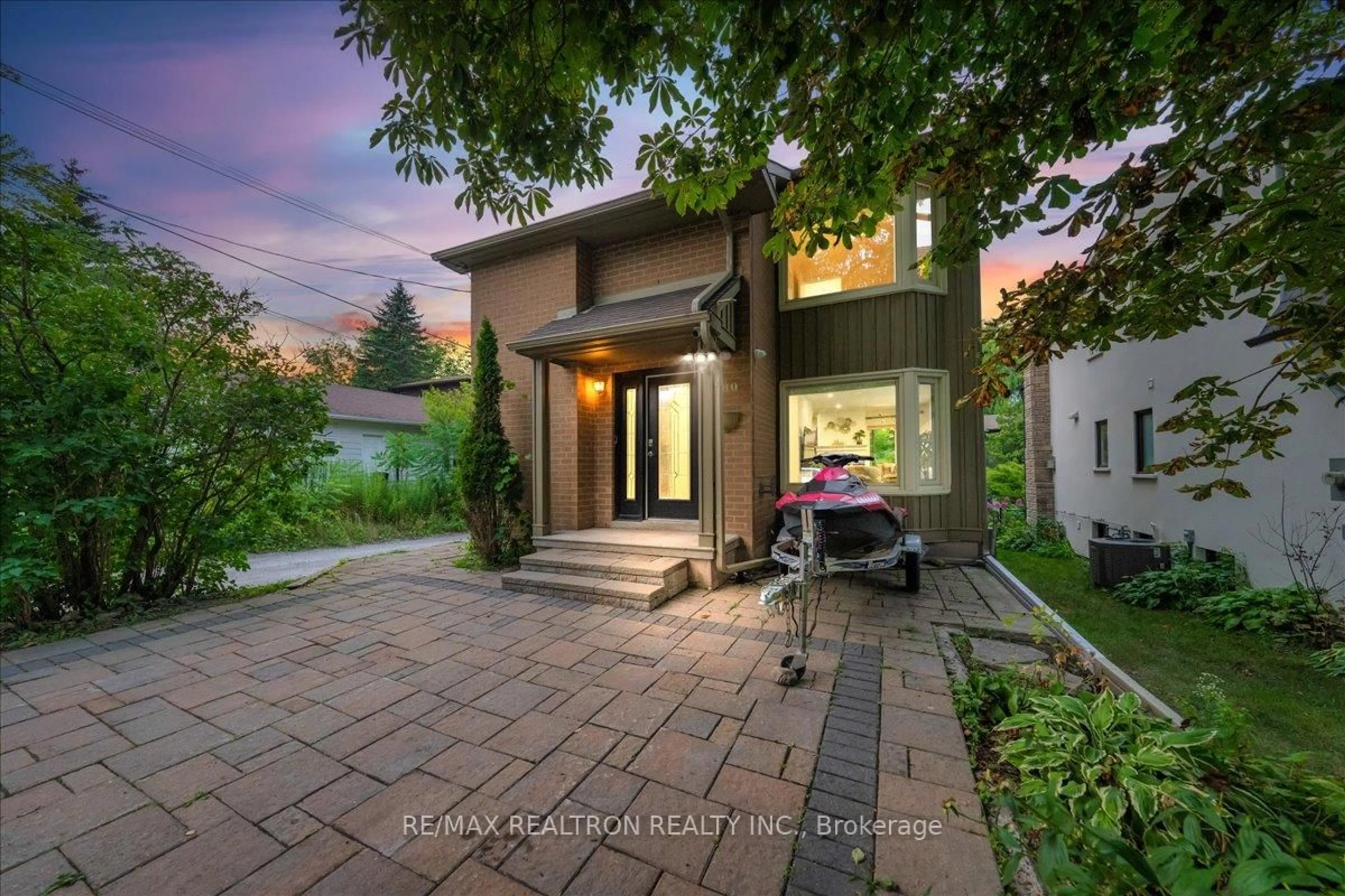 Unknown for 280 Douglas Rd, Richmond Hill Ontario L4E 3H6