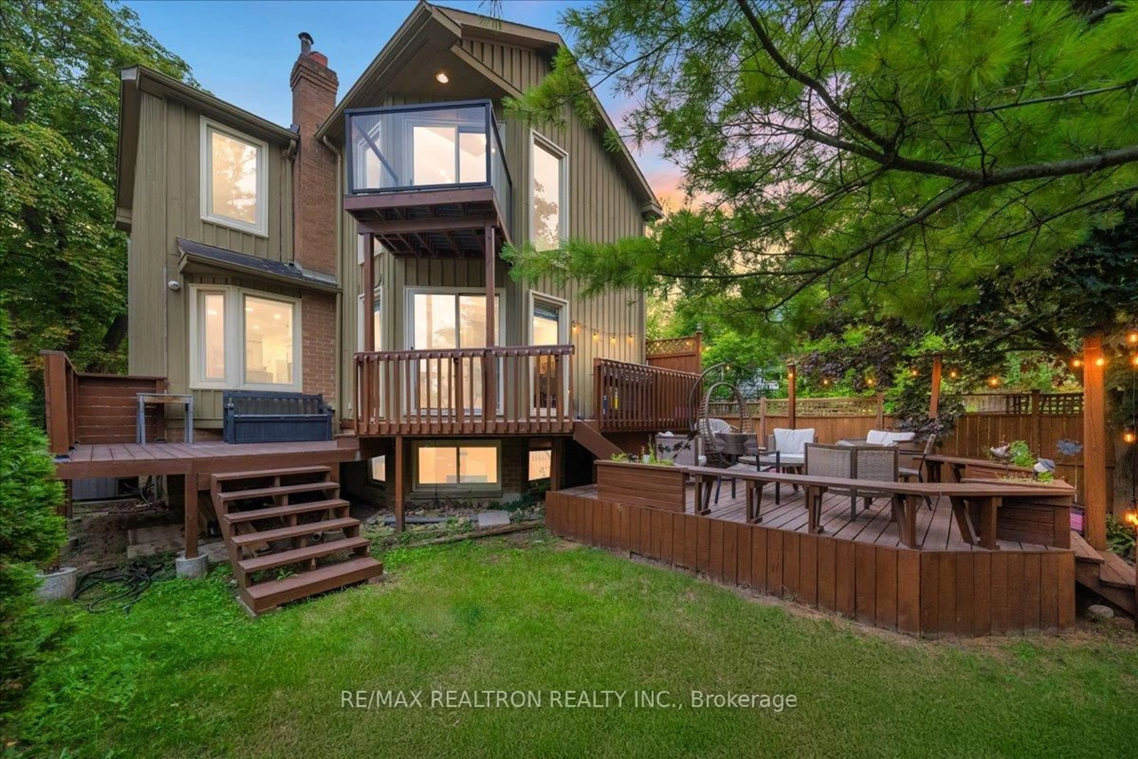 A pic from outside/outdoor area/front of a property/back of a property/a pic from drone, water/lake/river/ocean view for 280 Douglas Rd, Richmond Hill Ontario L4E 3H6