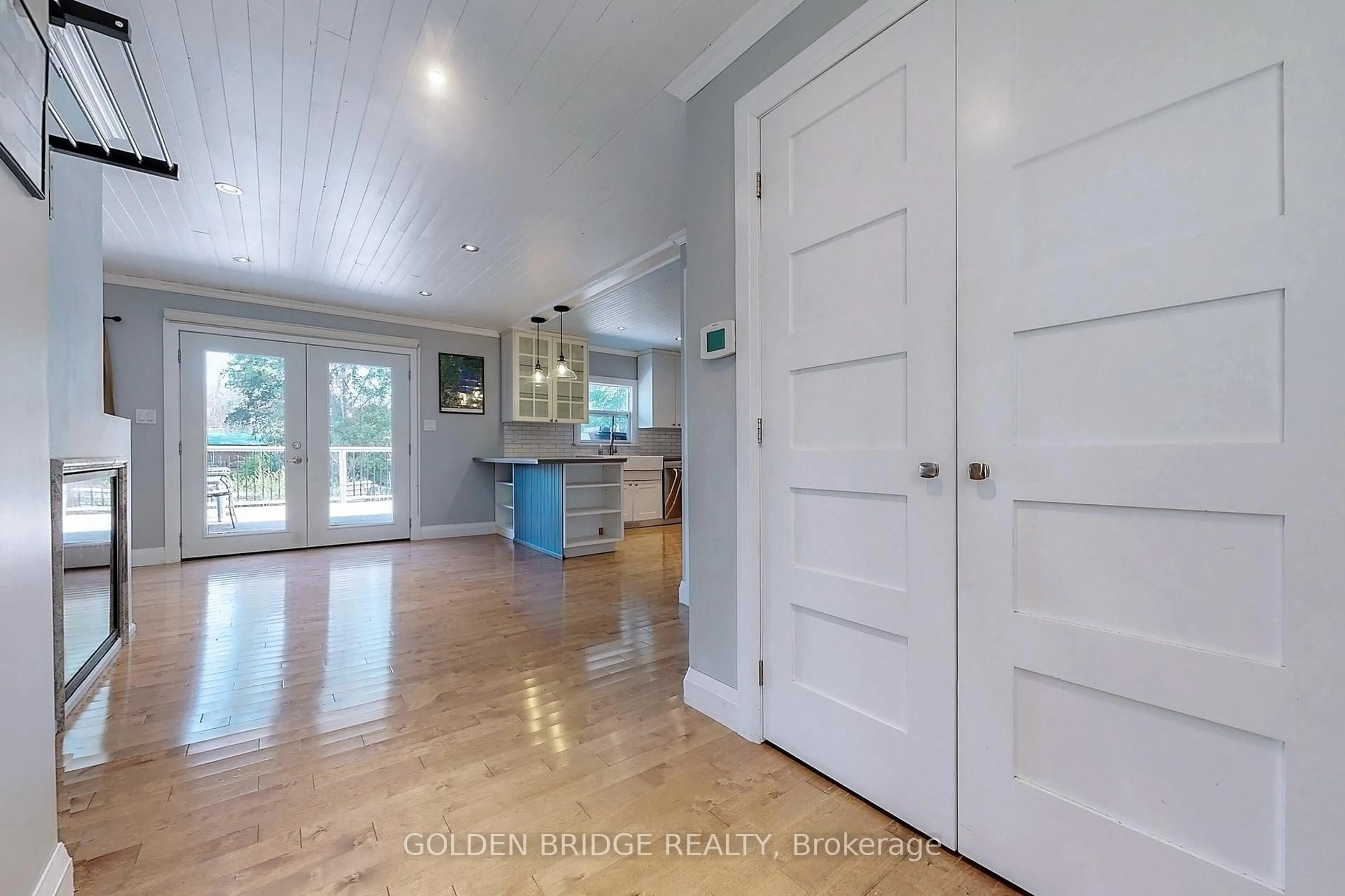 Indoor entryway for 196 South Channel Dr, Georgina Ontario L4P 2N3