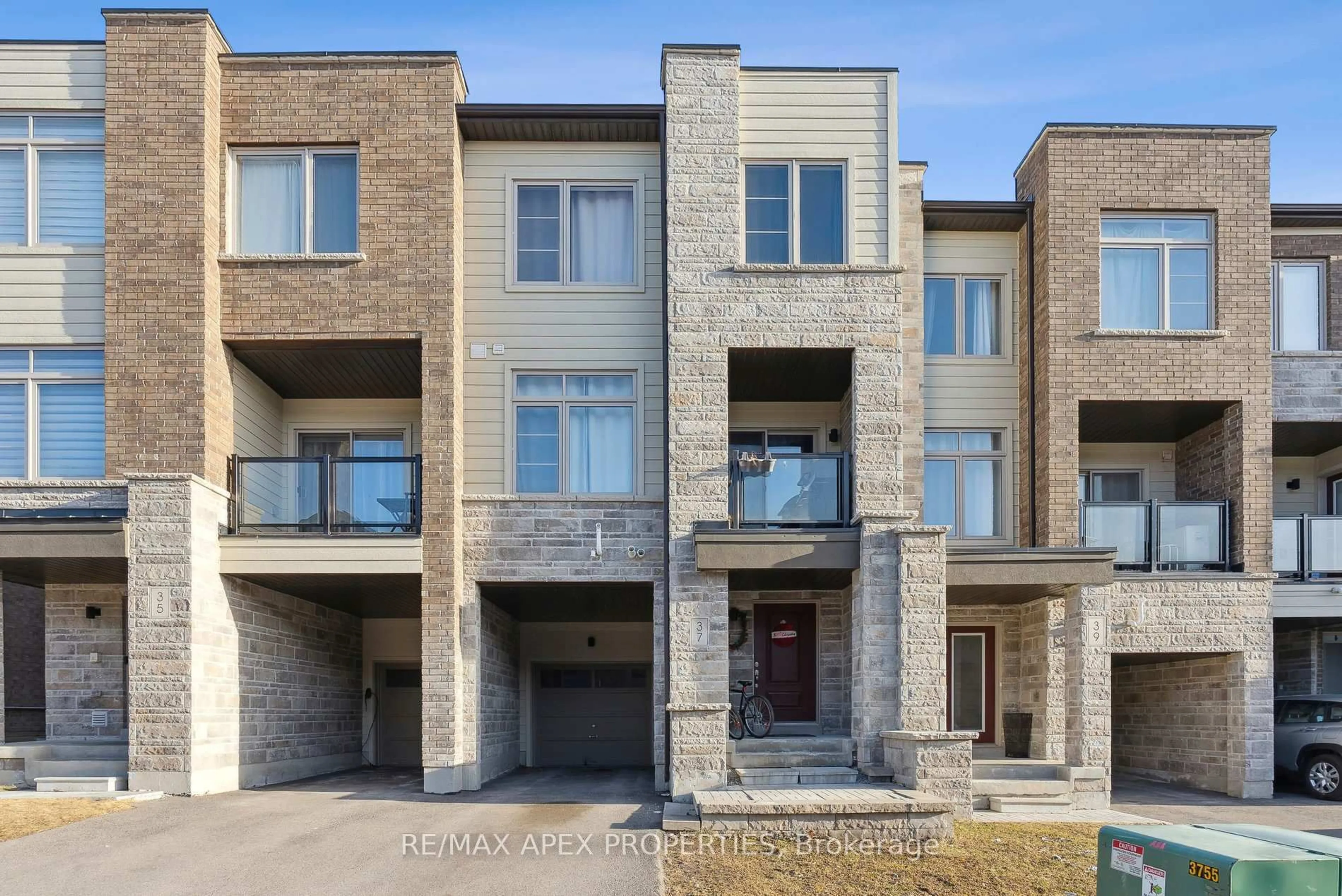 Home with brick exterior material, street for 37 Vantage Loop, Newmarket Ontario L3X 0K6