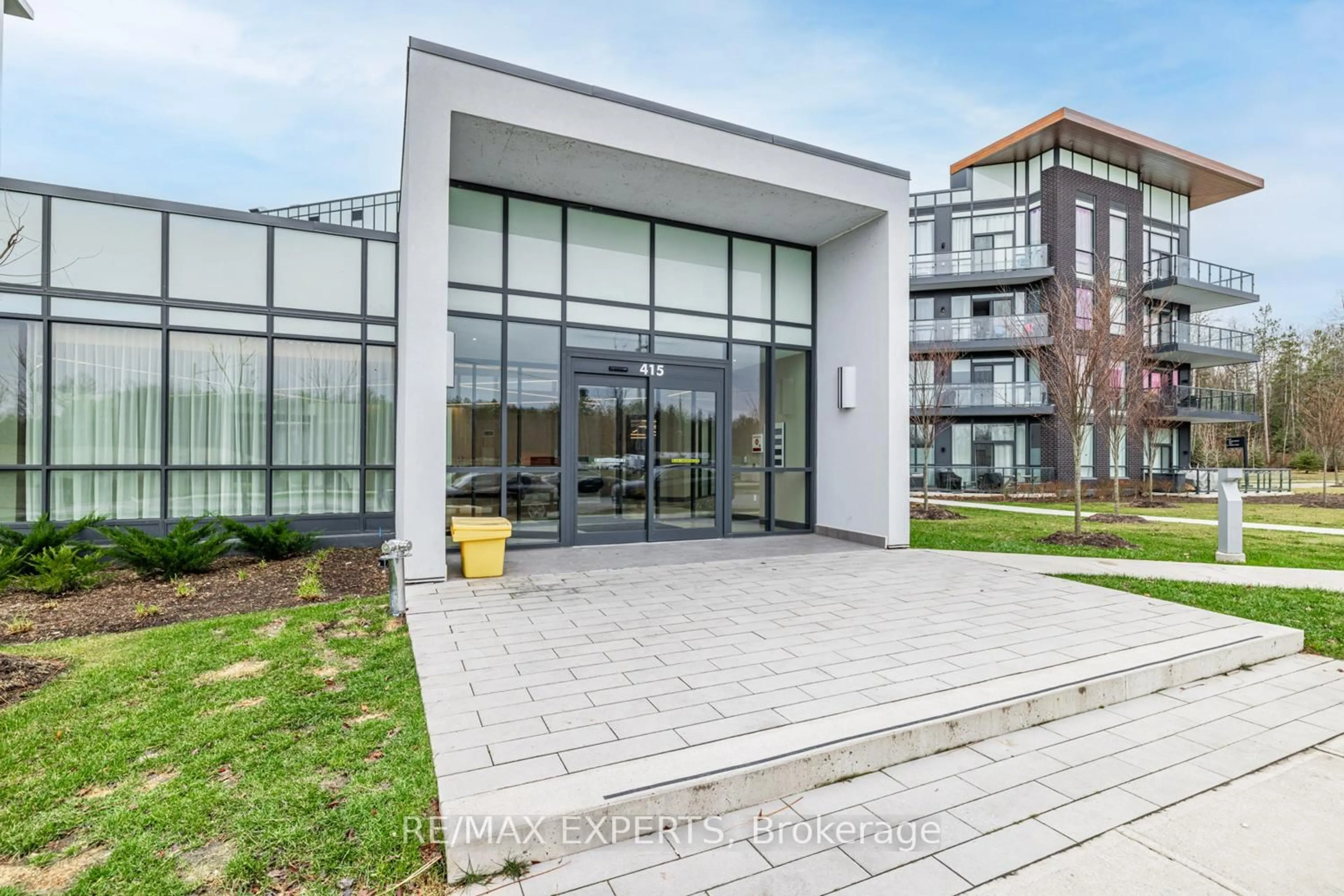 Indoor foyer for 415 Sea Ray Ave #105, Innisfil Ontario L9S 0R5