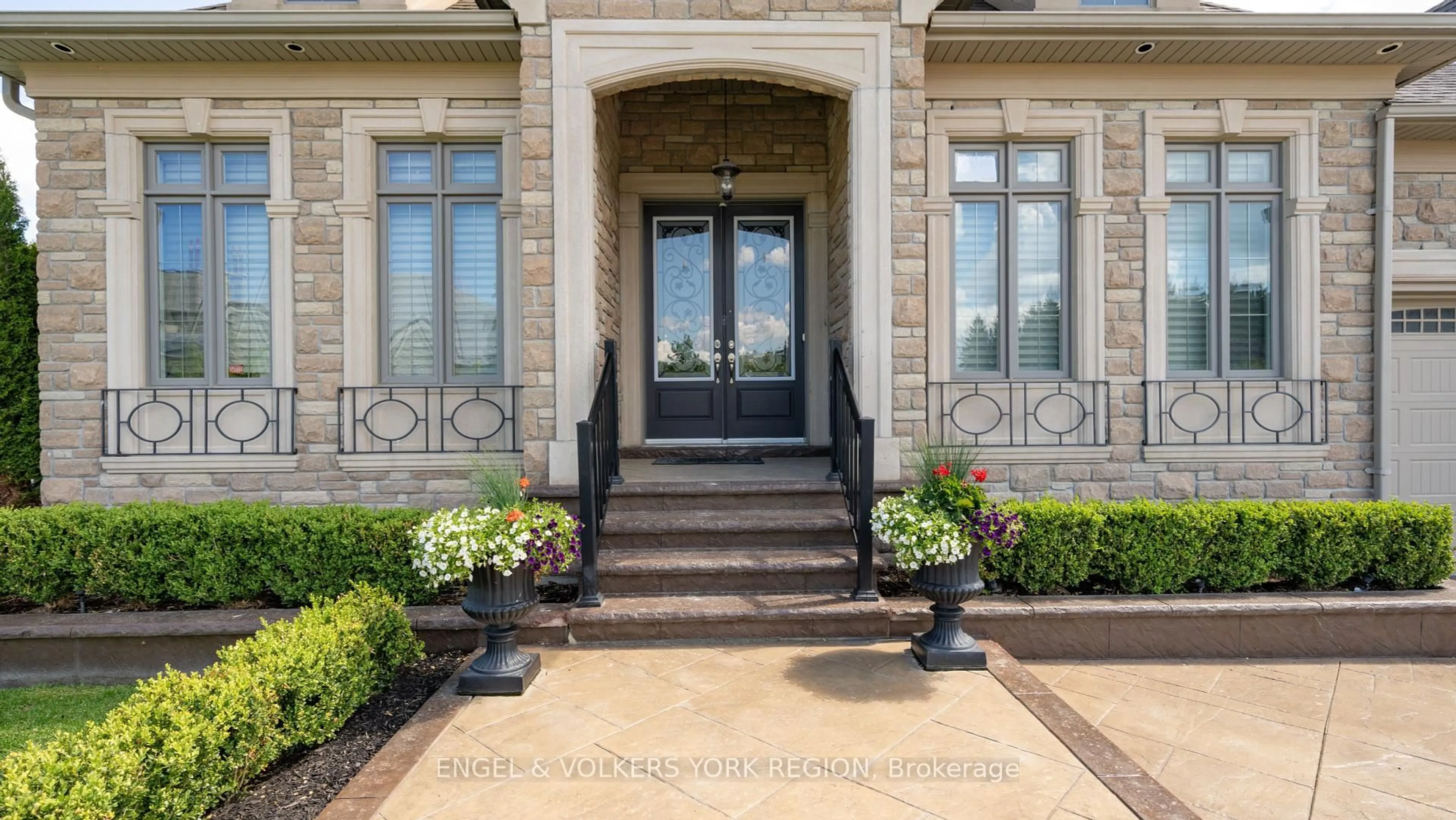 Indoor entryway for 43 James Stokes Crt, King Ontario L7B 0M8