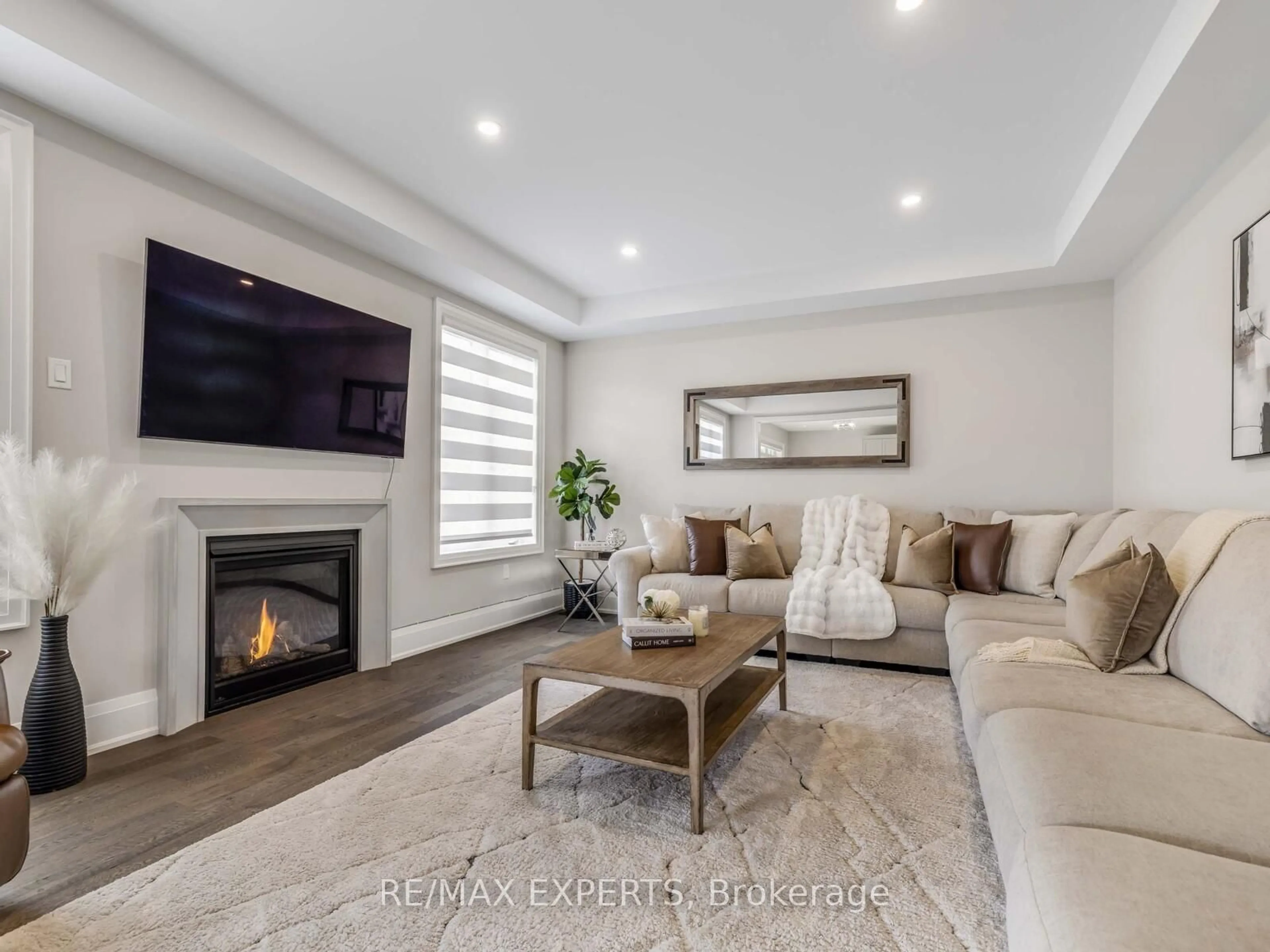 Living room with furniture, unknown for 75 Bethpage Cres, Newmarket Ontario L3X 1B8