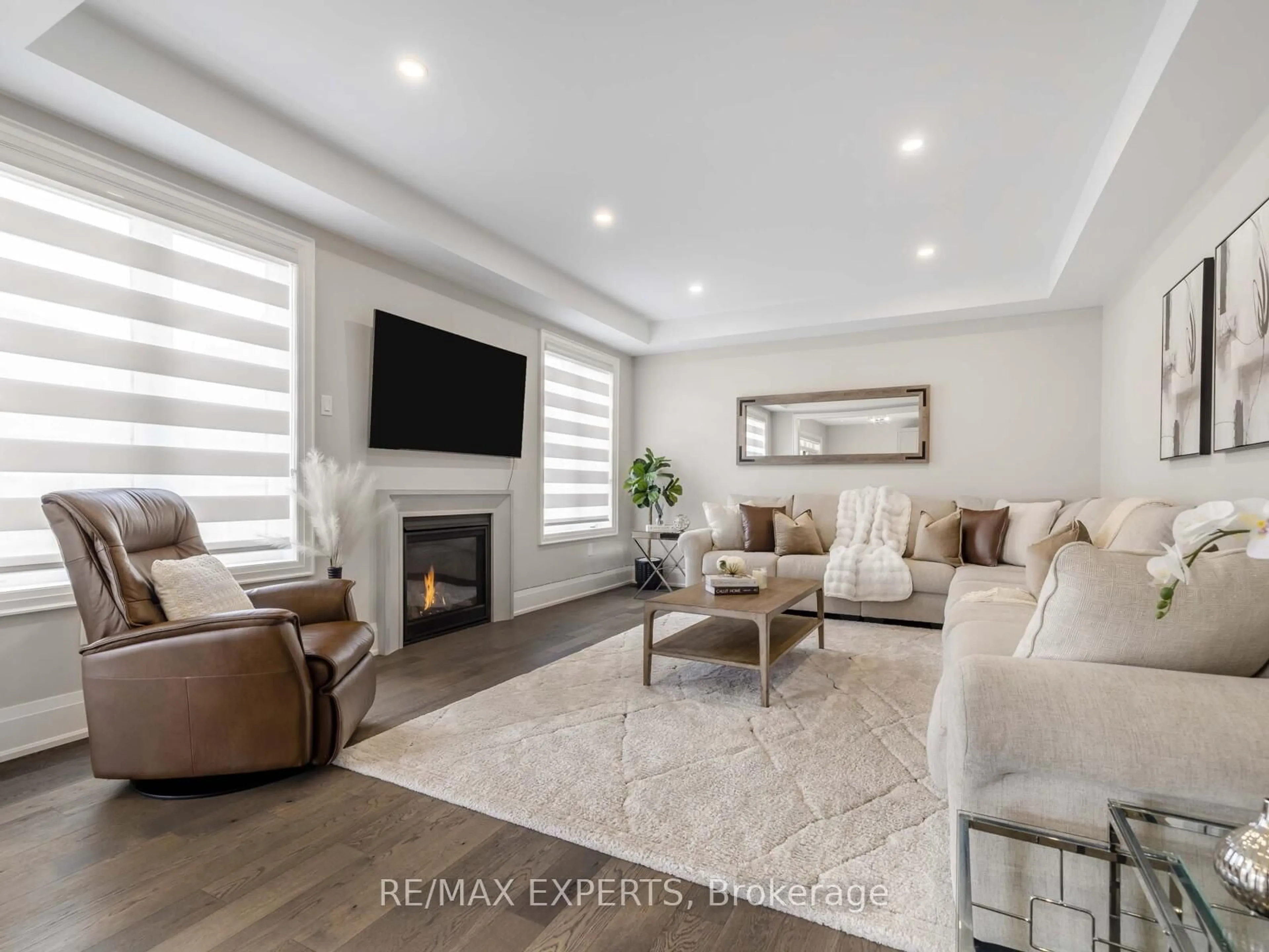 Living room with furniture, unknown for 75 Bethpage Cres, Newmarket Ontario L3X 1B8