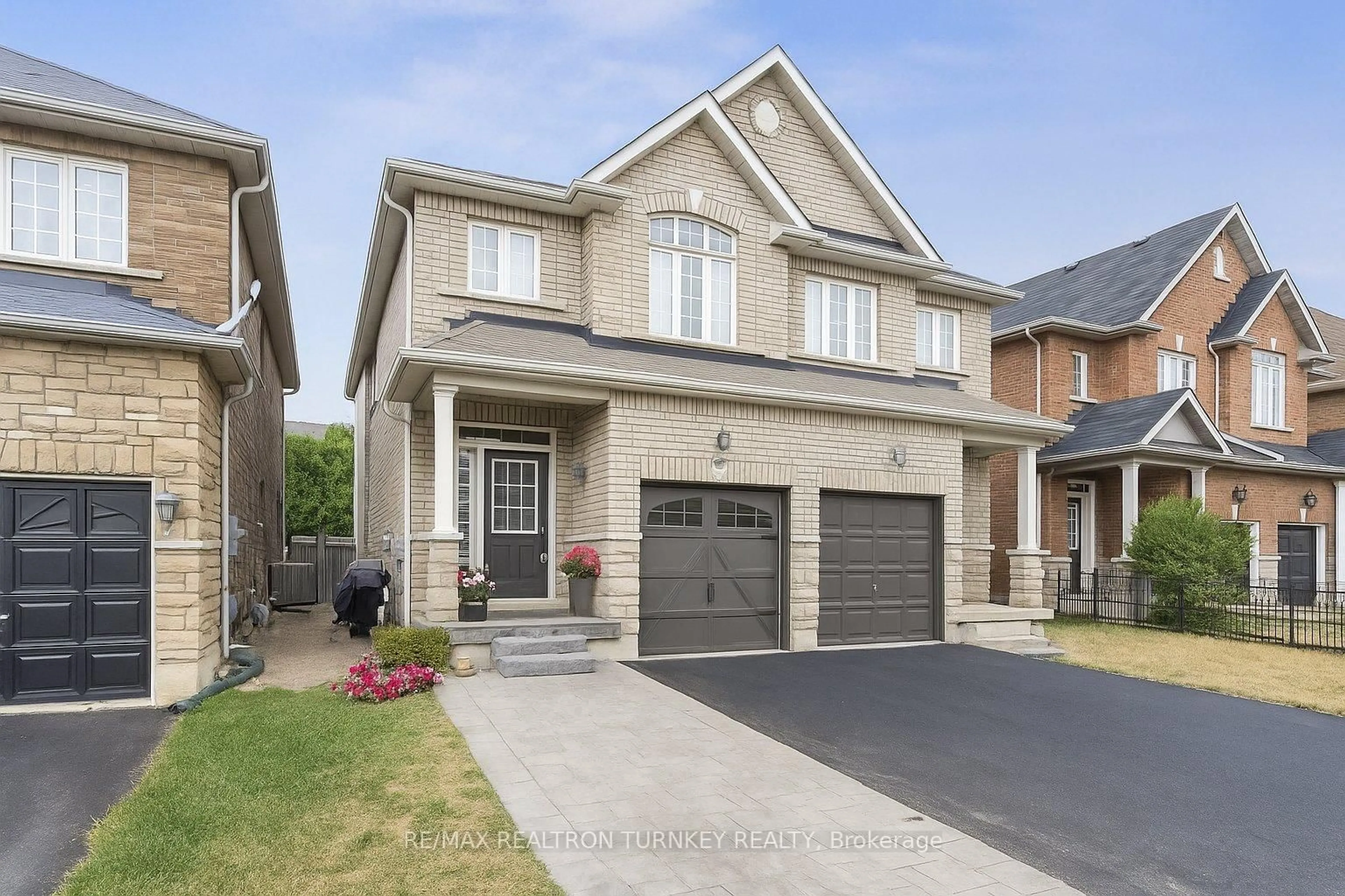 Home with brick exterior material, street for 88 Donald Stewart Cres, East Gwillimbury Ontario L0G 1M0