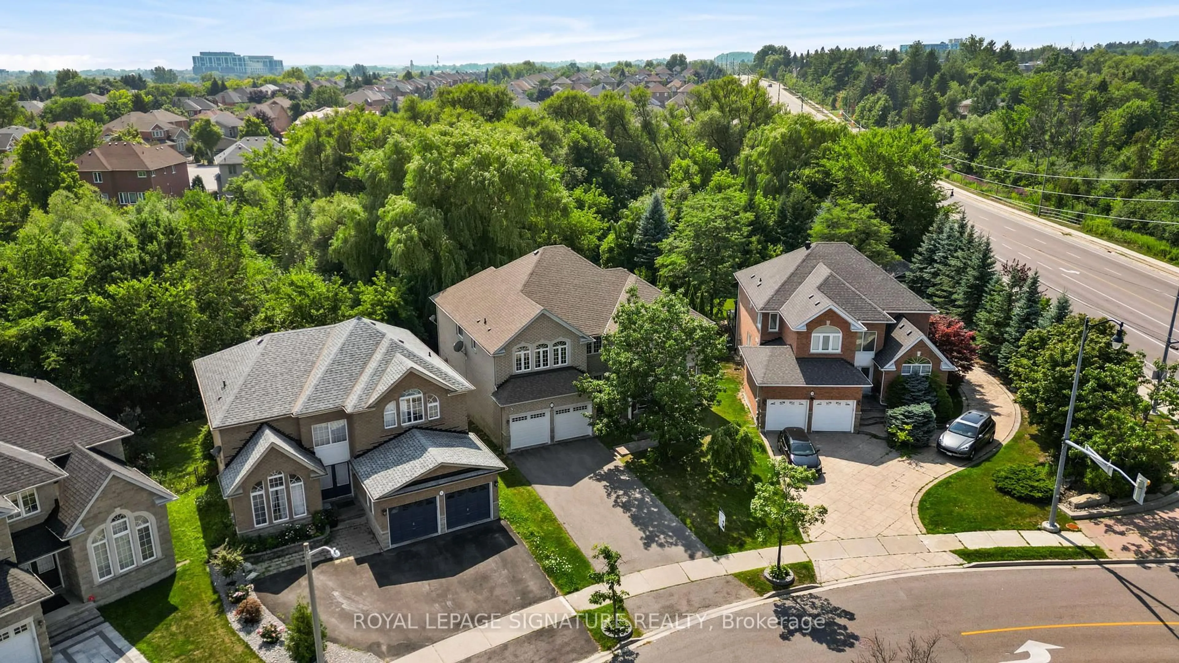 A pic from outside/outdoor area/front of a property/back of a property/a pic from drone, street for 3 Linda Margaret Cres, Richmond Hill Ontario L4S 2B6