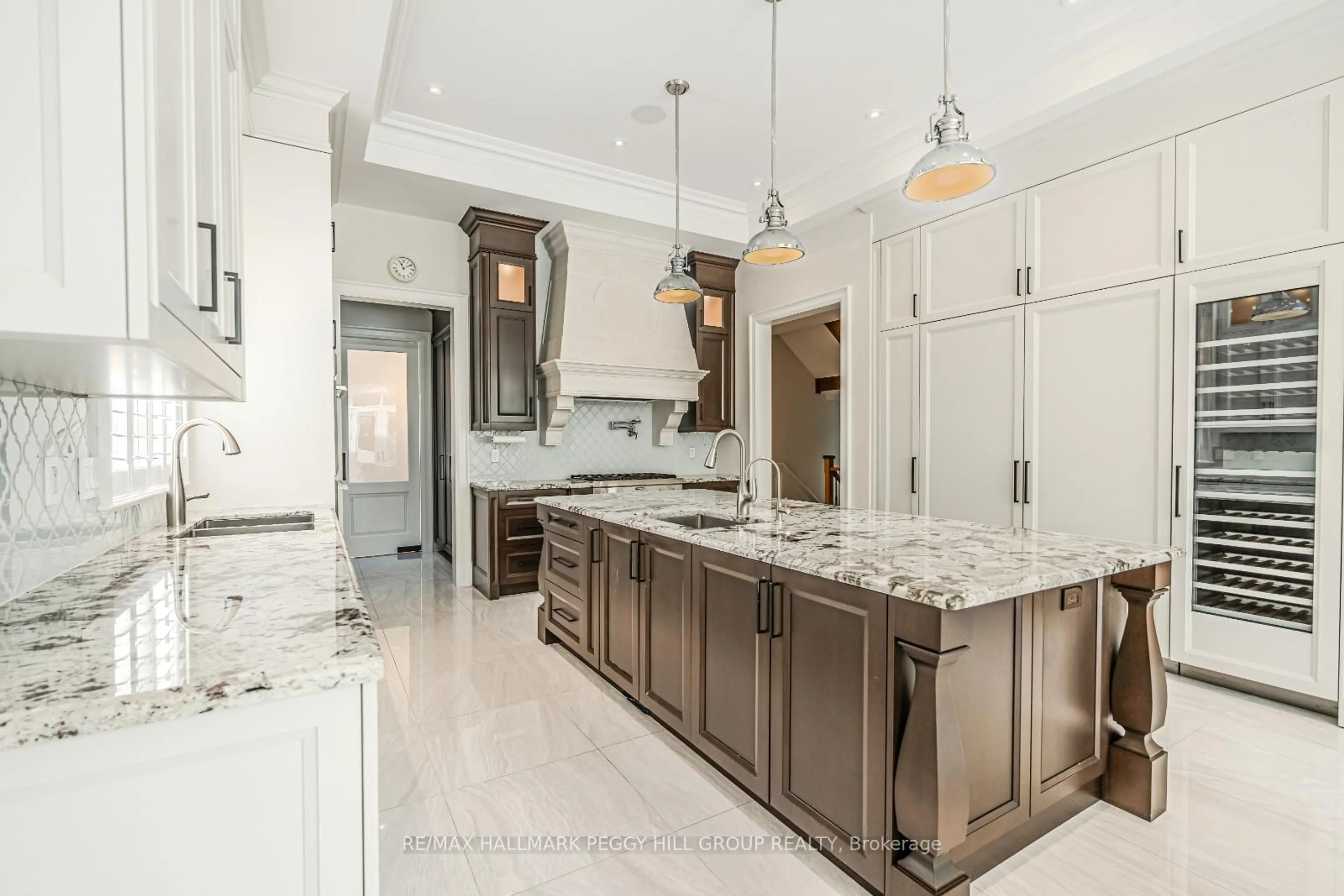 Open concept kitchen, ceramic/tile floor for 92 Tyler St, Aurora Ontario L4G 2N3